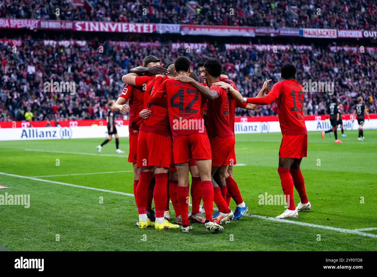 Jamal Musiala (FC Bayern Muenchen, #42), Harry Kane (FC Bayern Muenchen, #09), Kingsley Coman (FC Bayern Muenchen, #11), Alphonso Davies (FC Bayern Muenchen, #19) und Team jubeln ueber das Tor zum 1:0, GER, FC Bayern Muenchen (FCB) vs 1. FC Union Berlin (FCU), Fussball Bundesliga, 9. Spieltag, saison 2024/2025, 02.11.2024 la réglementation DFB/DFL interdit toute utilisation de photographies comme séquences d'images et/ou quasi-vidéo Foto : Eibner-Pressefoto/Michael Memmler Banque D'Images