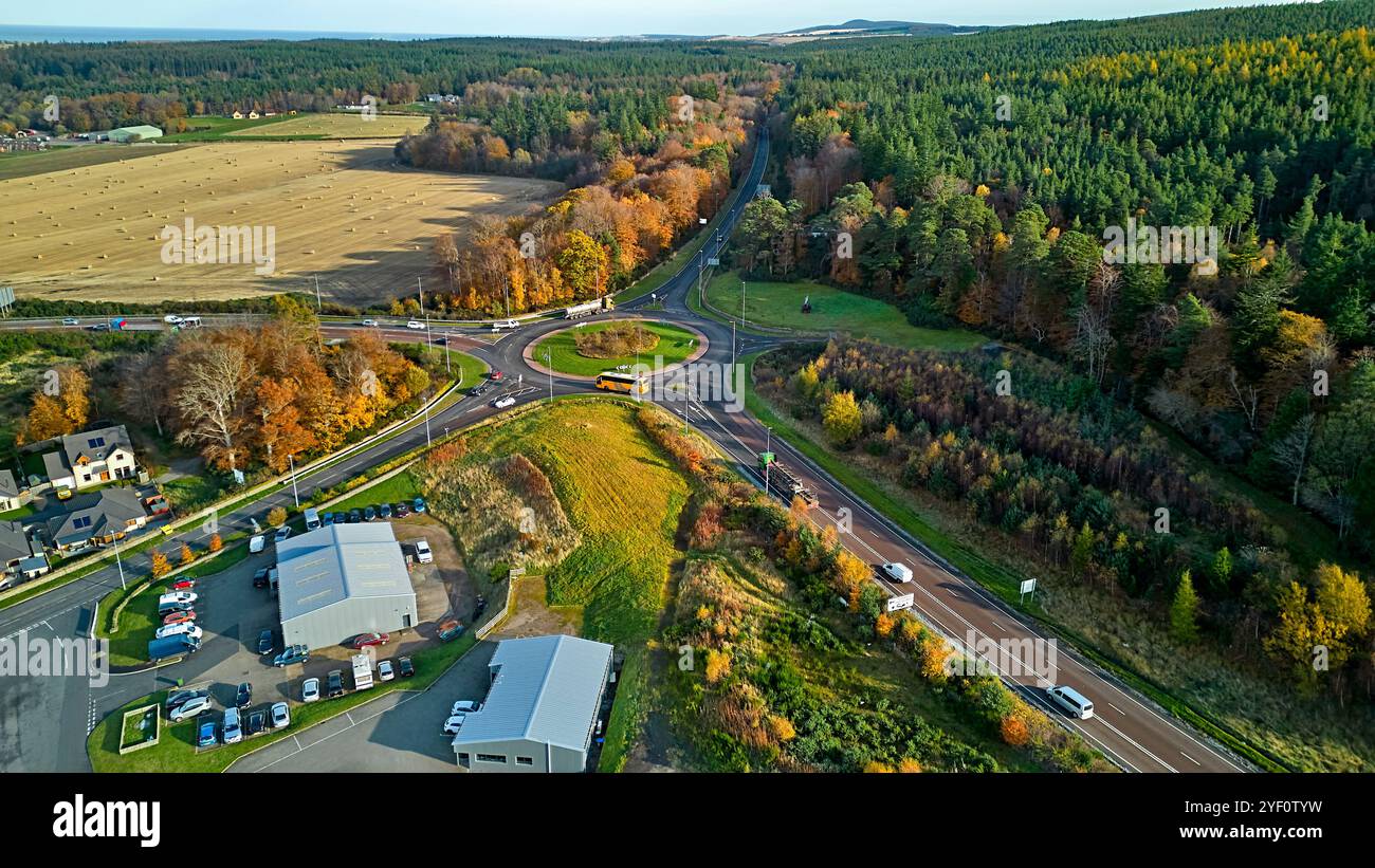 Fochabers Moray Écosse le rond-point A96 - A98 et la route de contournement avec des arbres en automne Banque D'Images