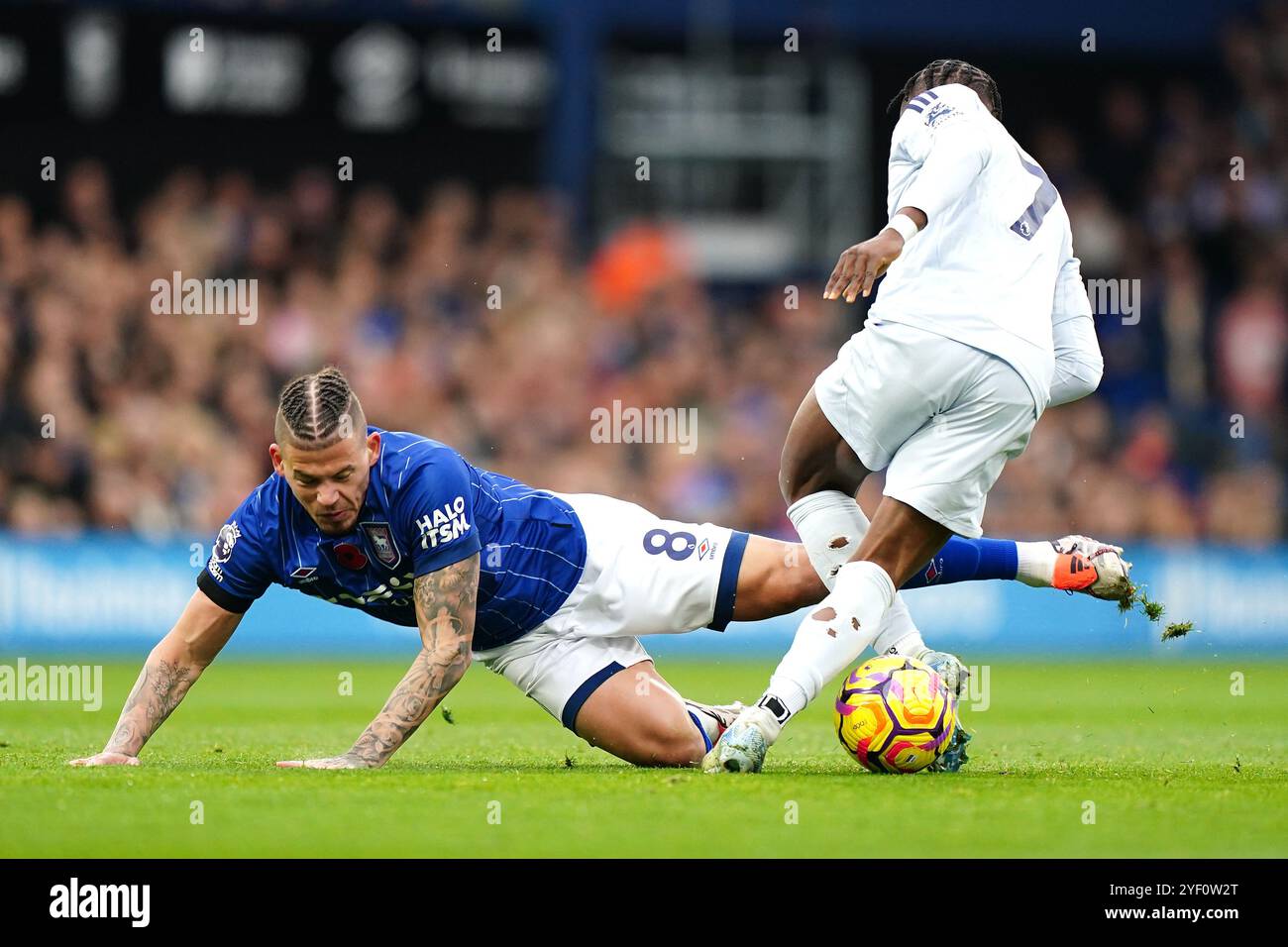 Kalvin Phillips d'Ipswich Town (à gauche) et Abdul Fatawu de Leicester City se battent pour le ballon lors du premier League match à Portman Road, Ipswich. Date de la photo : samedi 2 novembre 2024. Banque D'Images