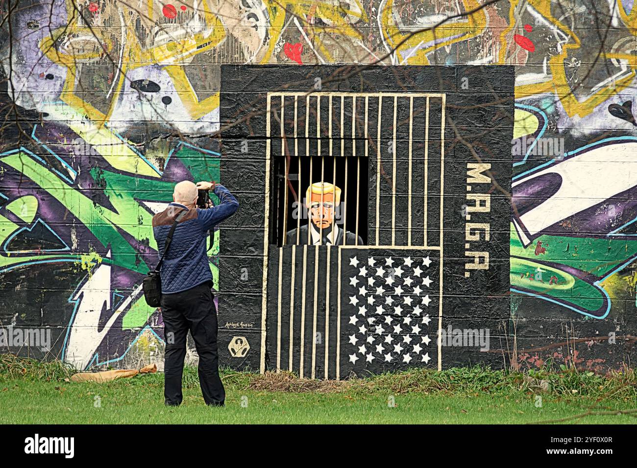 Glasgow, Écosse, Royaume-Uni. 2 novembre 2024. Donald Trump dans la prison de gorbals maga mual de l'artiste locale Ashley Rawson est apparu dans les arches de chemin de fer dans la région de gorbals. Crédit Gerard Ferry /Alamy Live News Banque D'Images