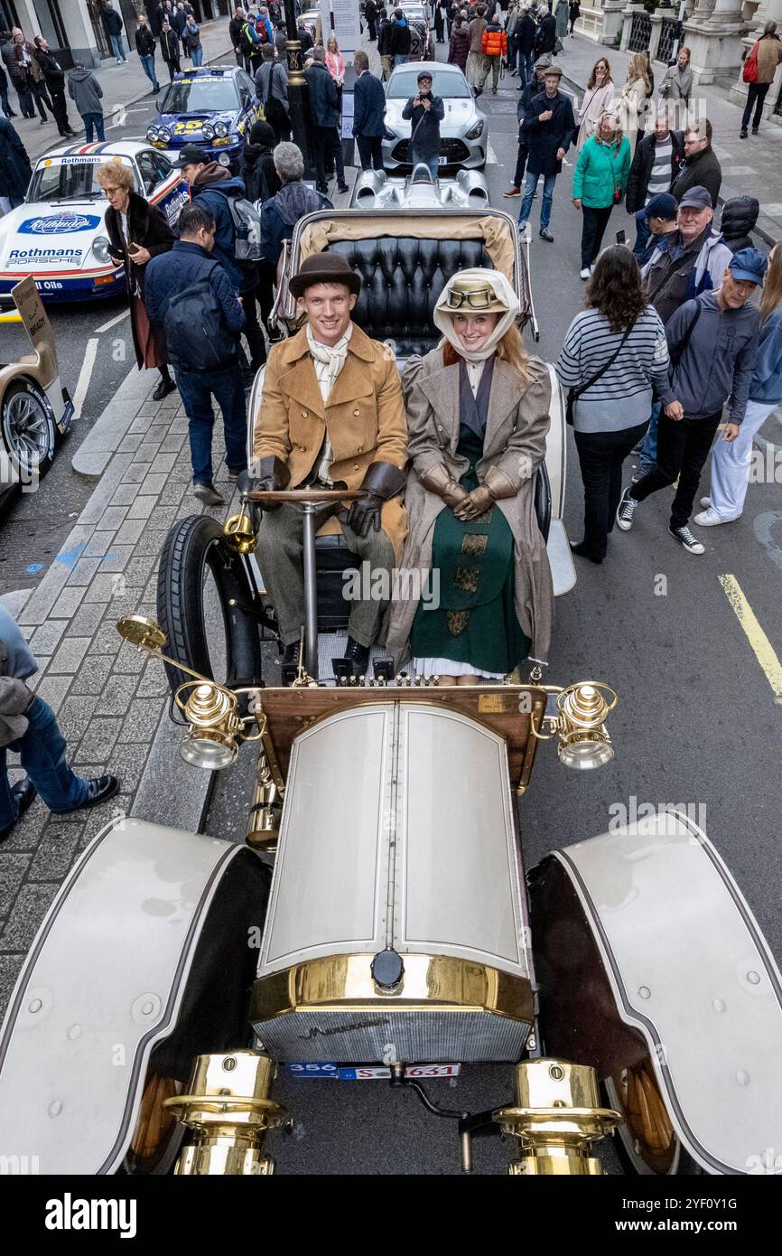 Londres, Royaume-Uni. 2 novembre 2024. Un couple en costume d’époque dans leur Mercedes-Simplex, 1904, à une exposition de voitures de vétérans et plus encore au Pall Mall dans le spectacle automobile de St James. Les véhicules vétérans seront conduits dans la RM Sotheby’s London à Brighton Veteran car Run le lendemain matin, qui se tiendra pour la 128e fois avec des participants du monde entier. L'événement est organisé par le Royal automobile Club à l'extérieur de son siège social. Credit : Stephen Chung / Alamy Live News Banque D'Images