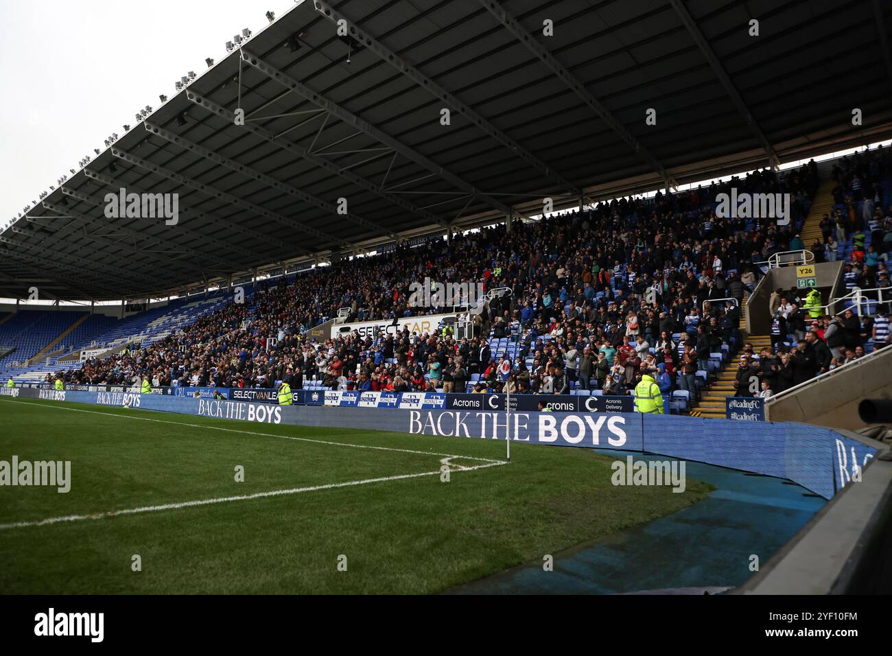 2 novembre 2024 ; Select car Leasing Stadium, Reading, Berkshire, Angleterre ; FA Cup First Round Football, Reading versus Fleetwood Town ; tous les fans de Reading à domicile à l'intérieur du Select car Leasing Stadium Banque D'Images