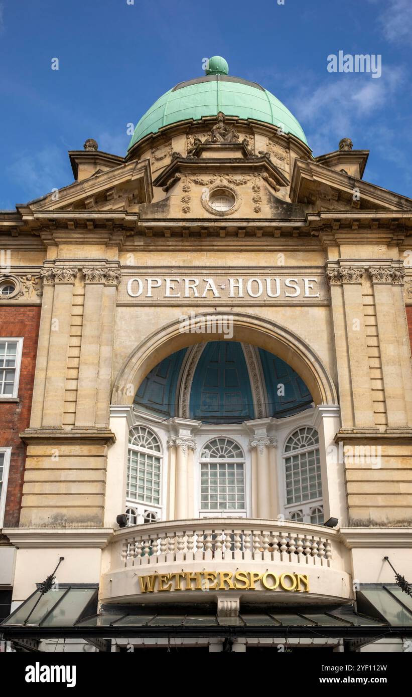 UK, Kent, Tunbridge Wells, Mount Pleasant Road, Wetherspoon Opera House front Banque D'Images