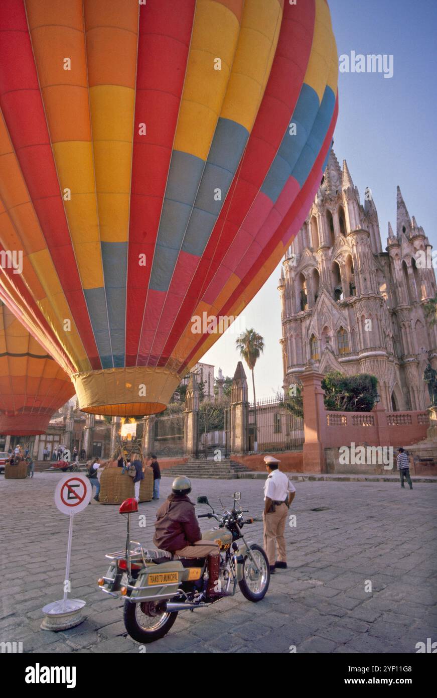 Montgolfières à Plaza principal (El jardin), Parroquia (église paroissiale), San Miguel de Allende, Mexique Banque D'Images