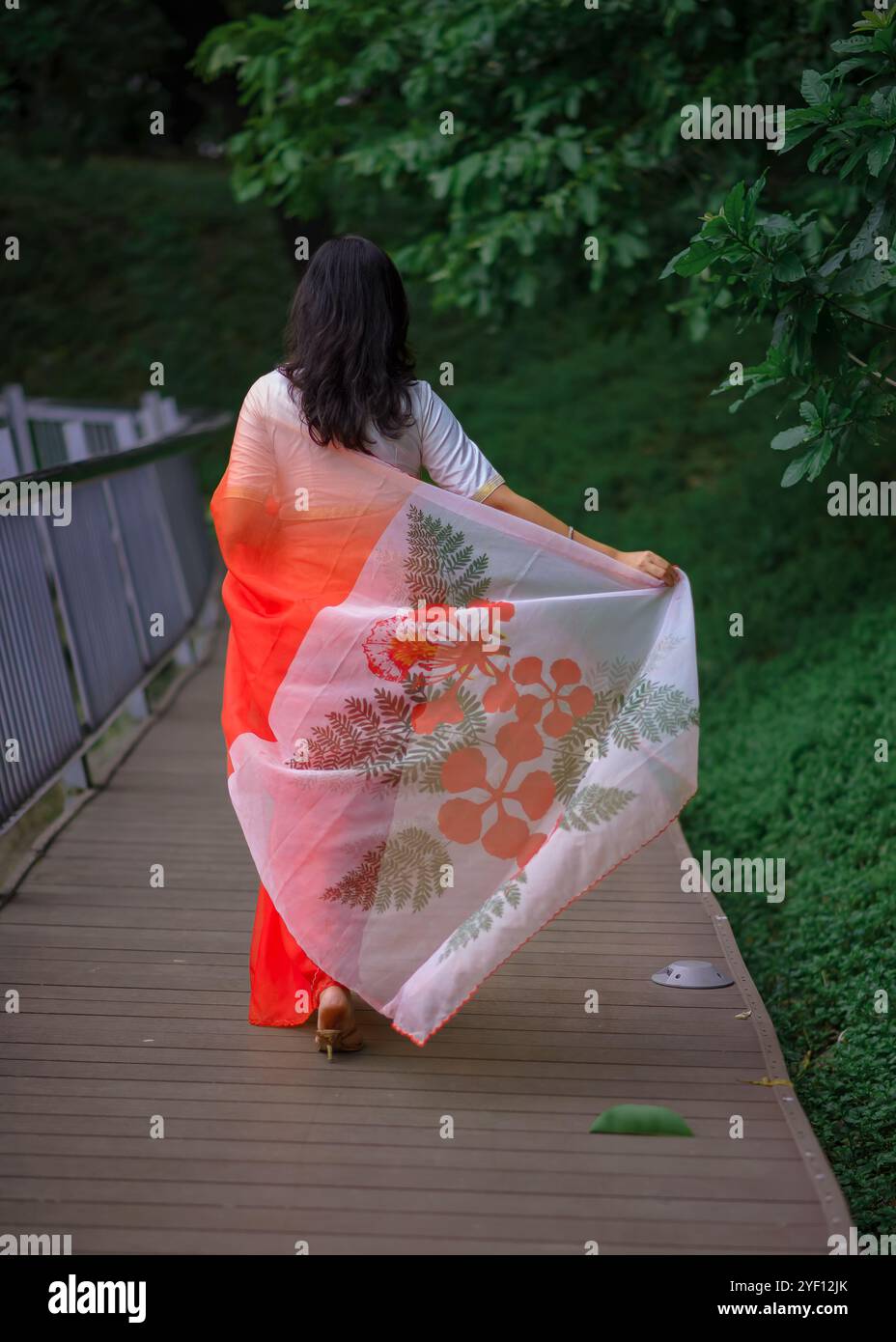 Une dame portant un saree fleuri coloré Banque D'Images