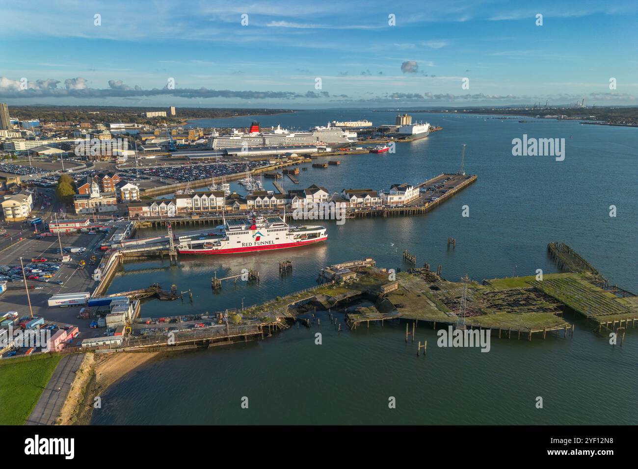 Vue aérienne du port ABP de Southampton qui comprend le Red Funnel Ferries (Isle of Wight Ferry) et le terminal des bateaux de croisière, Hampshire, Royaume-Uni. Banque D'Images