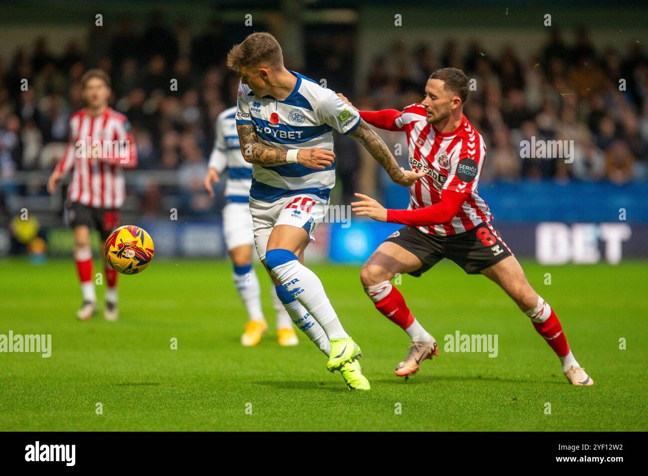 Alan Browne de Sunderland met la pression sur Harrison Ashby de Queens Park Rangers lors du match du Sky Bet Championship entre Queens Park Rangers et Sunderland au Loftus Road Stadium de Londres le samedi 2 novembre 2024. (Photo : David Watts | mi News) crédit : MI News & Sport /Alamy Live News Banque D'Images