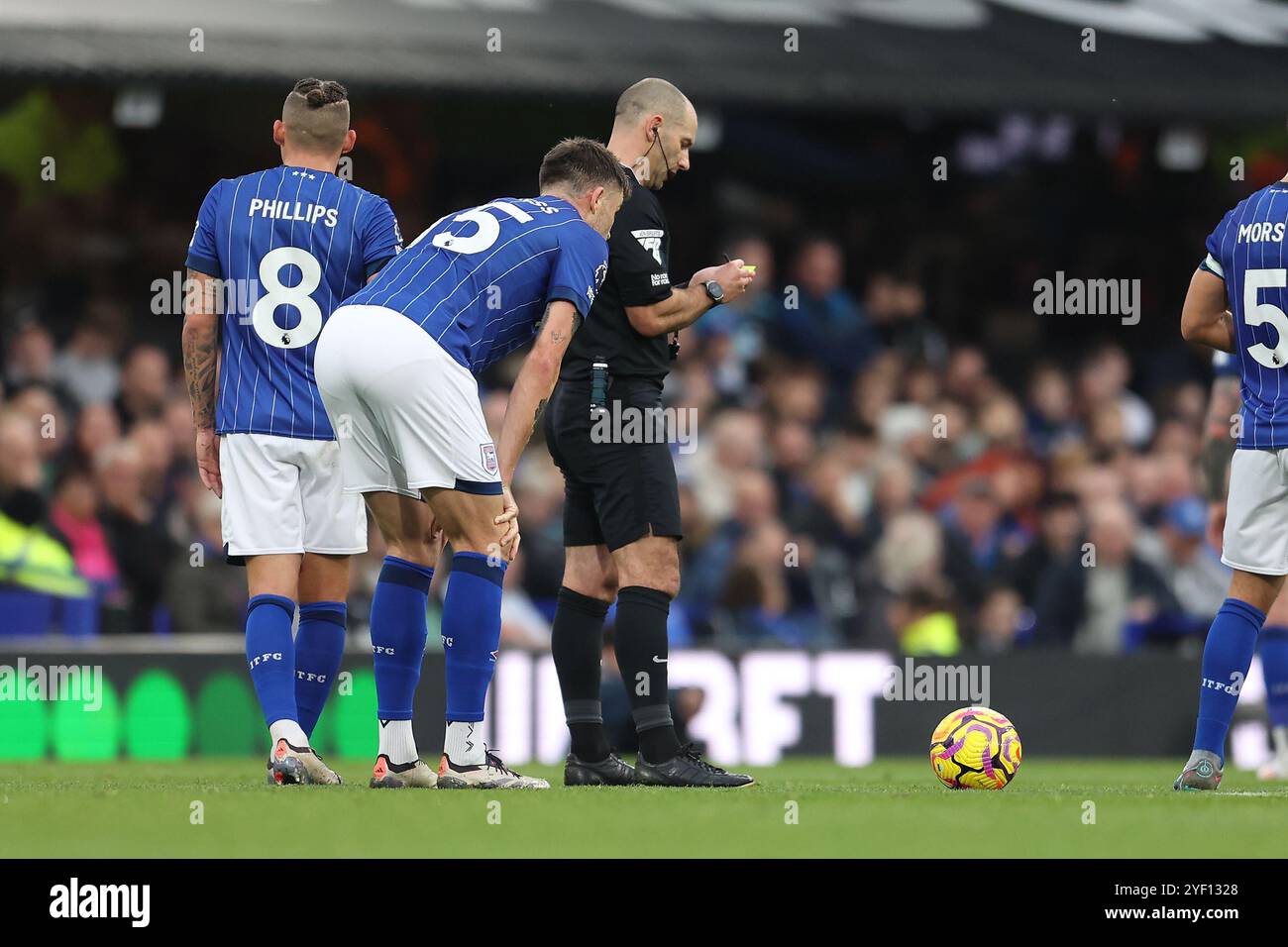 Ipswich, Royaume-Uni. 02 novembre 2024. L'arbitre Tim Robinson livre le milieu de terrain de Leicester City Facundo Buonanotte (40) lors du match de premier League d'Ipswich Town FC contre Leicester City FC à Portman Road, Ipswich, Angleterre, Royaume-Uni le 2 novembre 2024 Credit : Every second Media/Alamy Live News Banque D'Images