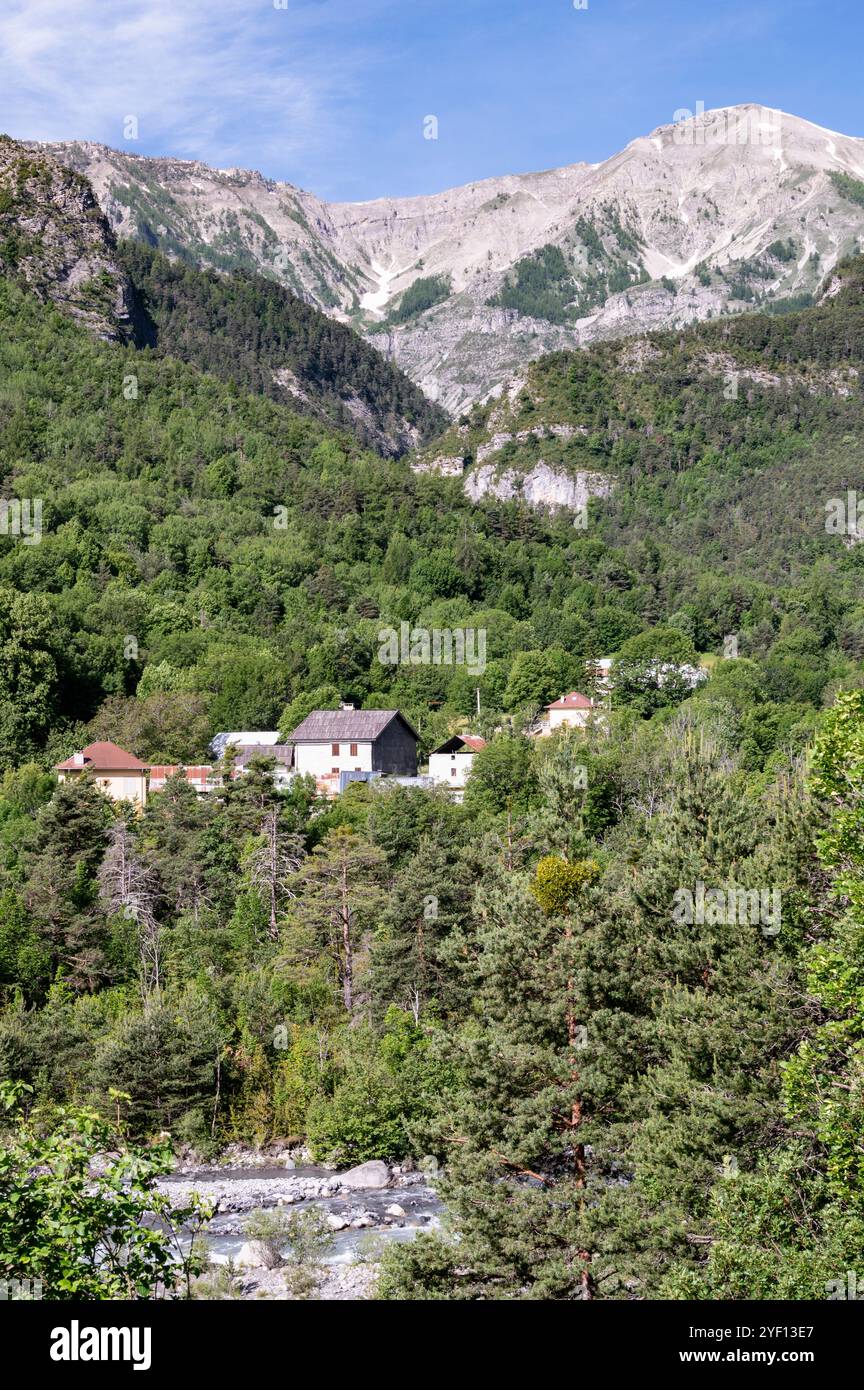 Paysage alpin dans la vallée du Var près de Villeneuve-d'Entraunes, Alpes-Maritimes, France Banque D'Images