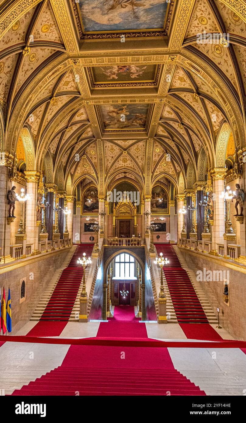 Intérieur du Parlement hongrois - le Grand escalier à Budapest, Hongrie. Banque D'Images