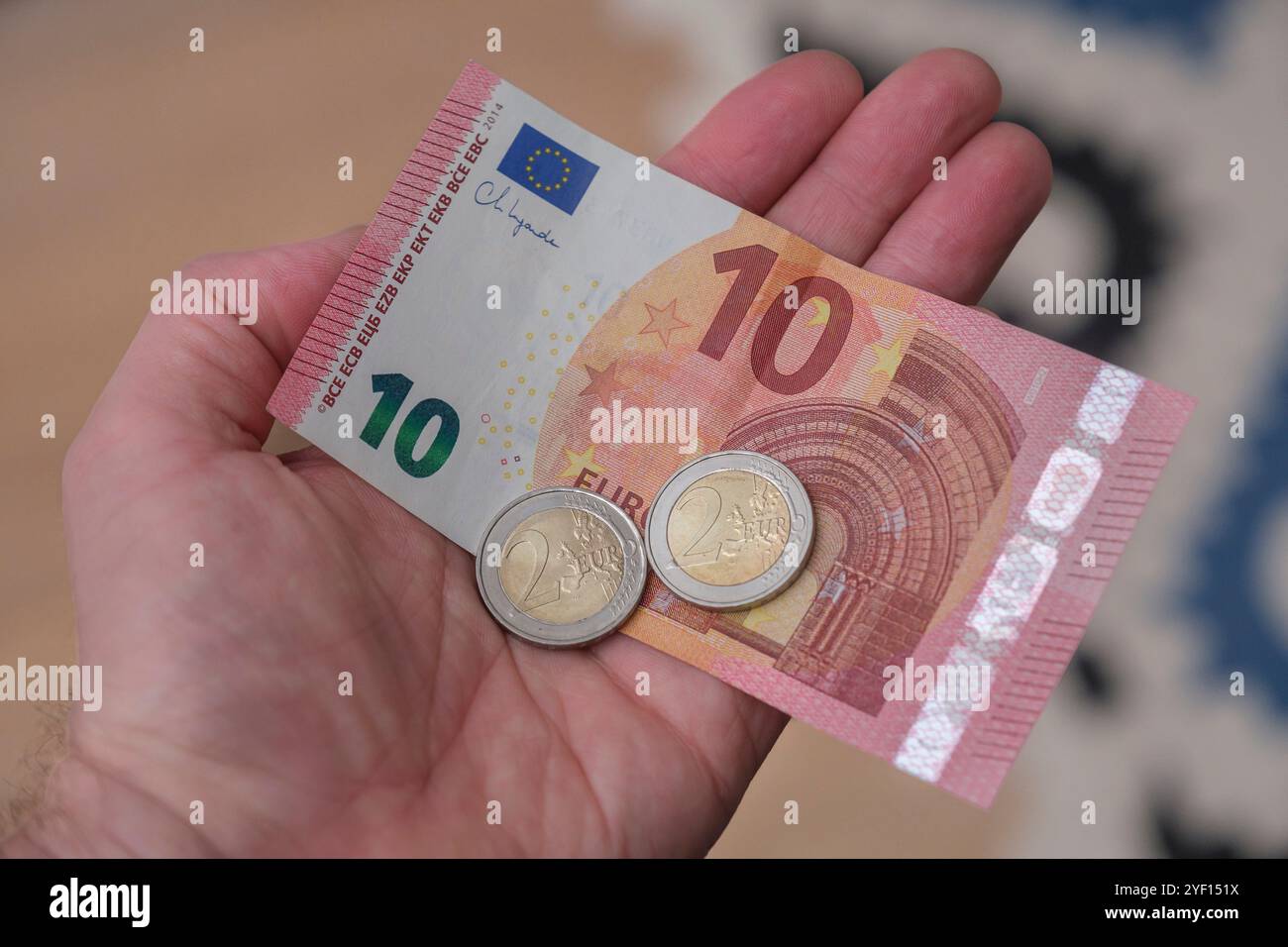Photo symbolique de l'introduction d'un salaire minimum de 14 euros Banque D'Images