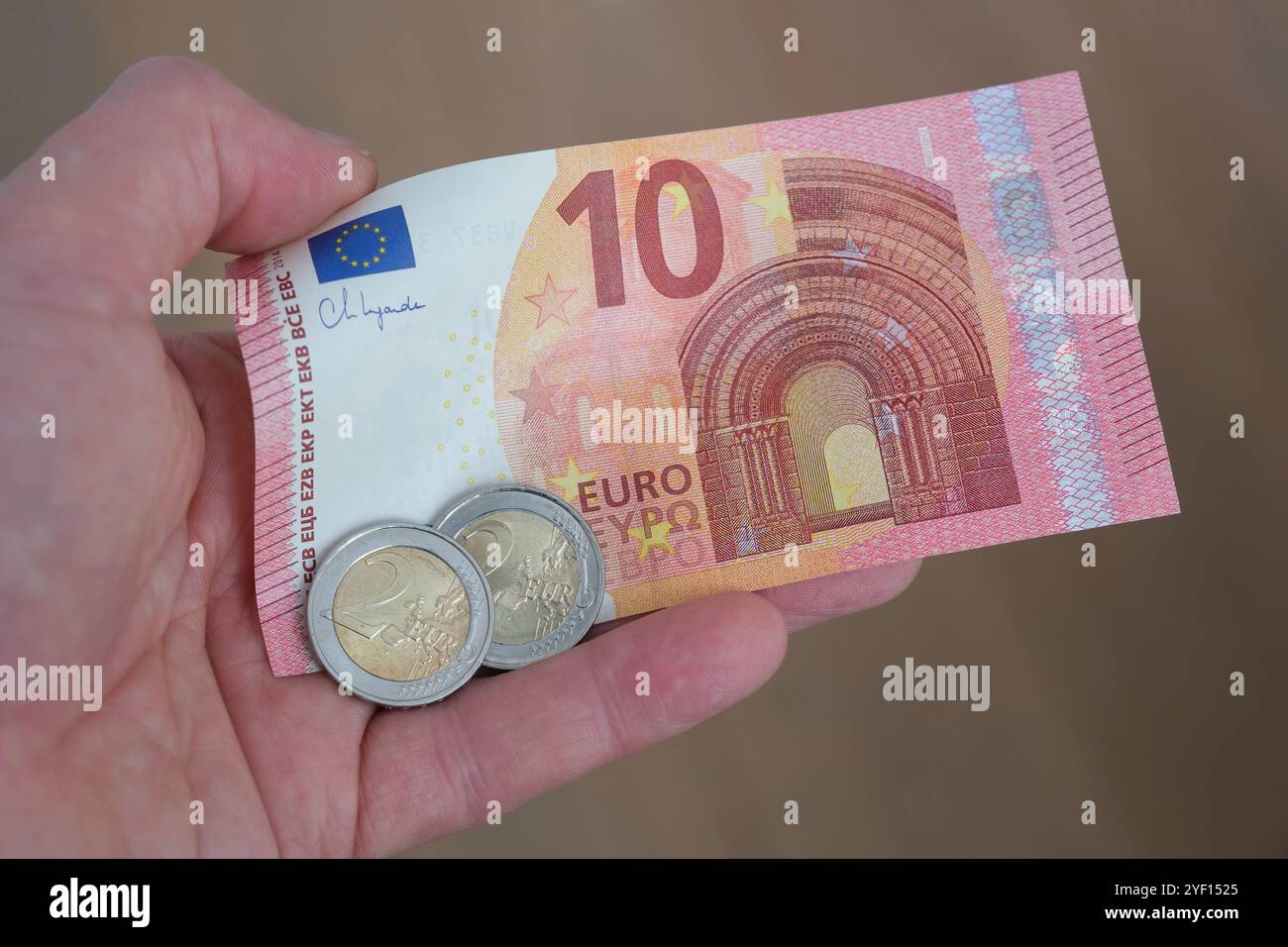 Photo symbolique de l'introduction d'un salaire minimum de 14 euros Banque D'Images