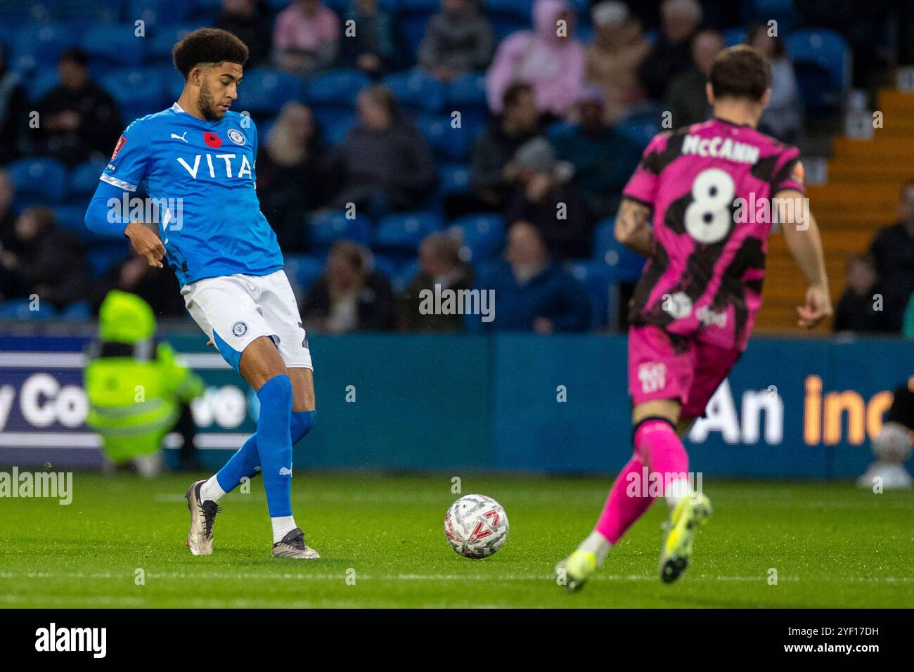 Tyler Onyango #24 de Stockport County FC lors du match de premier tour de FA Cup entre Stockport County et Forest Green Rovers au Edgeley Park Stadium, Stockport le samedi 2 novembre 2024. (Photo : Mike Morese | mi News) crédit : MI News & Sport /Alamy Live News Banque D'Images