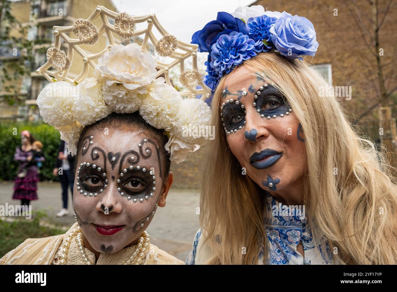 Londres, Royaume-Uni. 2 novembre 2024. Des fêtards en costumes et en peinture de visage célèbrent le jour mexicain des morts sur Columbia Road, dans l'est de Londres. La Journée mexicaine des morts est, malgré son nom, une joyeuse célébration honorant le décès des êtres chers, où les esprits des ancêtres reviennent et coïncide avec la Fête chrétienne de la veille de tous les reliques. Credit : Stephen Chung / Alamy Live News Banque D'Images