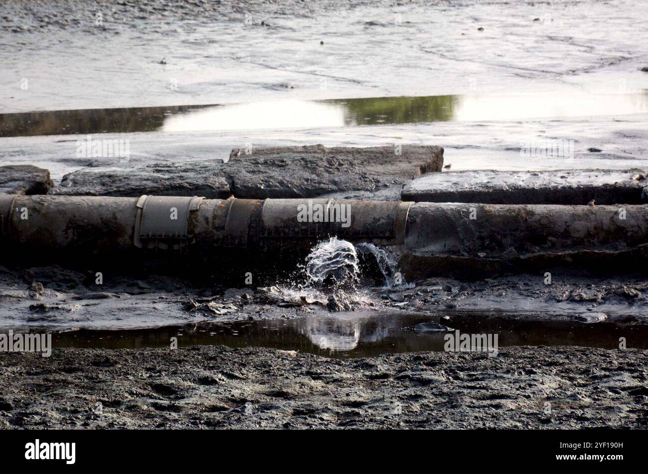 Des litres d'eau potable sont gaspillés de la ligne d'approvisionnement, montrant la négligence du département concerné, à Korangi River à Karachi le samedi 2 novembre 2024. Ici, des litres d'eau sont gaspillés en raison de la négligence et de la destruction de la ligne, mais d'autre part, les résidents des localités voisines sont confrontés à une pénurie d'eau potable. Banque D'Images