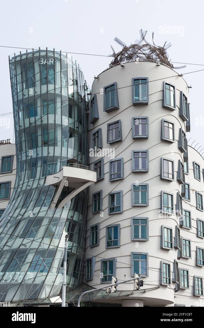 The Dancing House, le bâtiment emblématique et sinueux conçu par les architectes Frank Gehry et Vlado Milunić, situé dans le centre de Prague, en Tchéquie. Banque D'Images