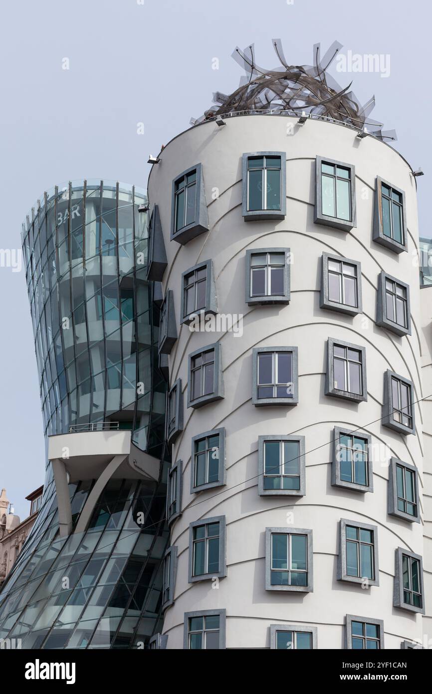 The Dancing House, le bâtiment emblématique et sinueux conçu par les architectes Frank Gehry et Vlado Milunić, situé dans le centre de Prague, en Tchéquie. Banque D'Images