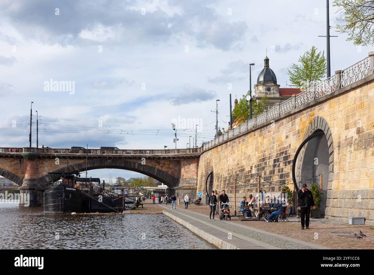Le front de mer de la rivière Vltava (Náplavka) à Prague avec ses cafés et bars logés dans les voûtes du mur du remblai, République tchèque. Banque D'Images