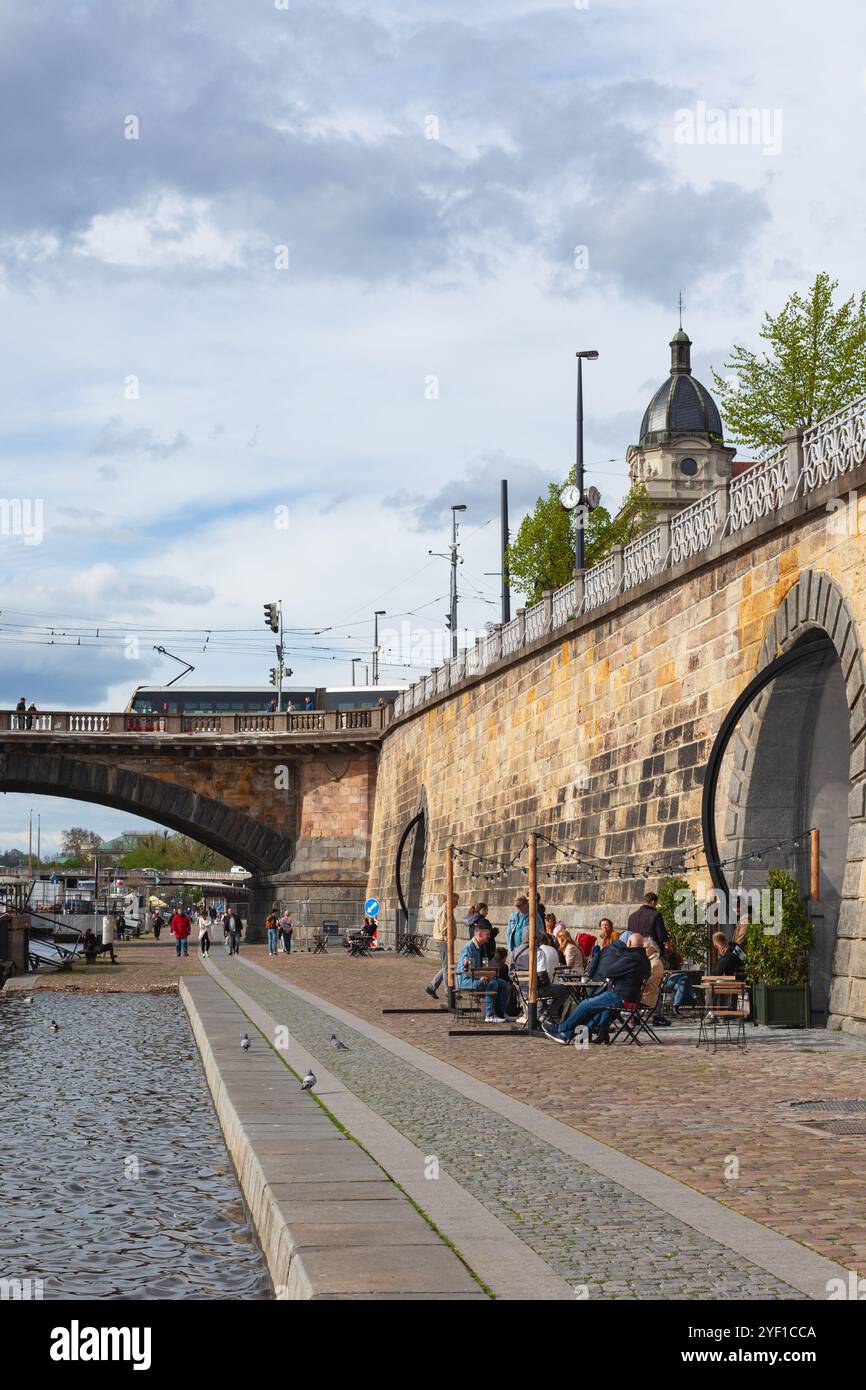 Le front de mer de la rivière Vltava (Náplavka) à Prague avec ses cafés et bars logés dans les voûtes du mur du remblai, République tchèque. Banque D'Images