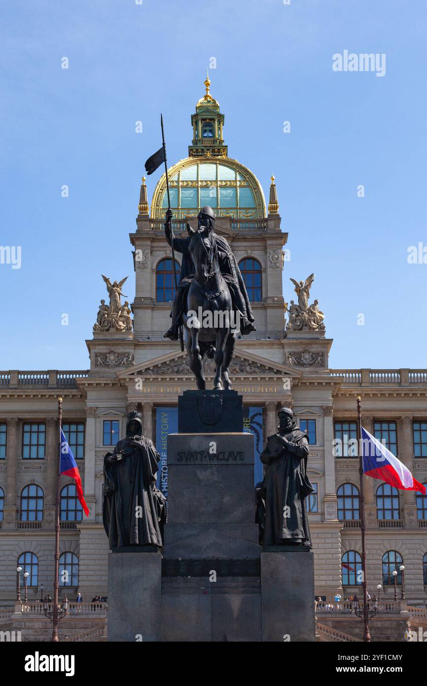 La statue de Saint Venceslas, située en face du Musée national de Prague (Národní Muzeum) sur la place Venceslas, représente Venceslas Ier, duc de Bohême Banque D'Images