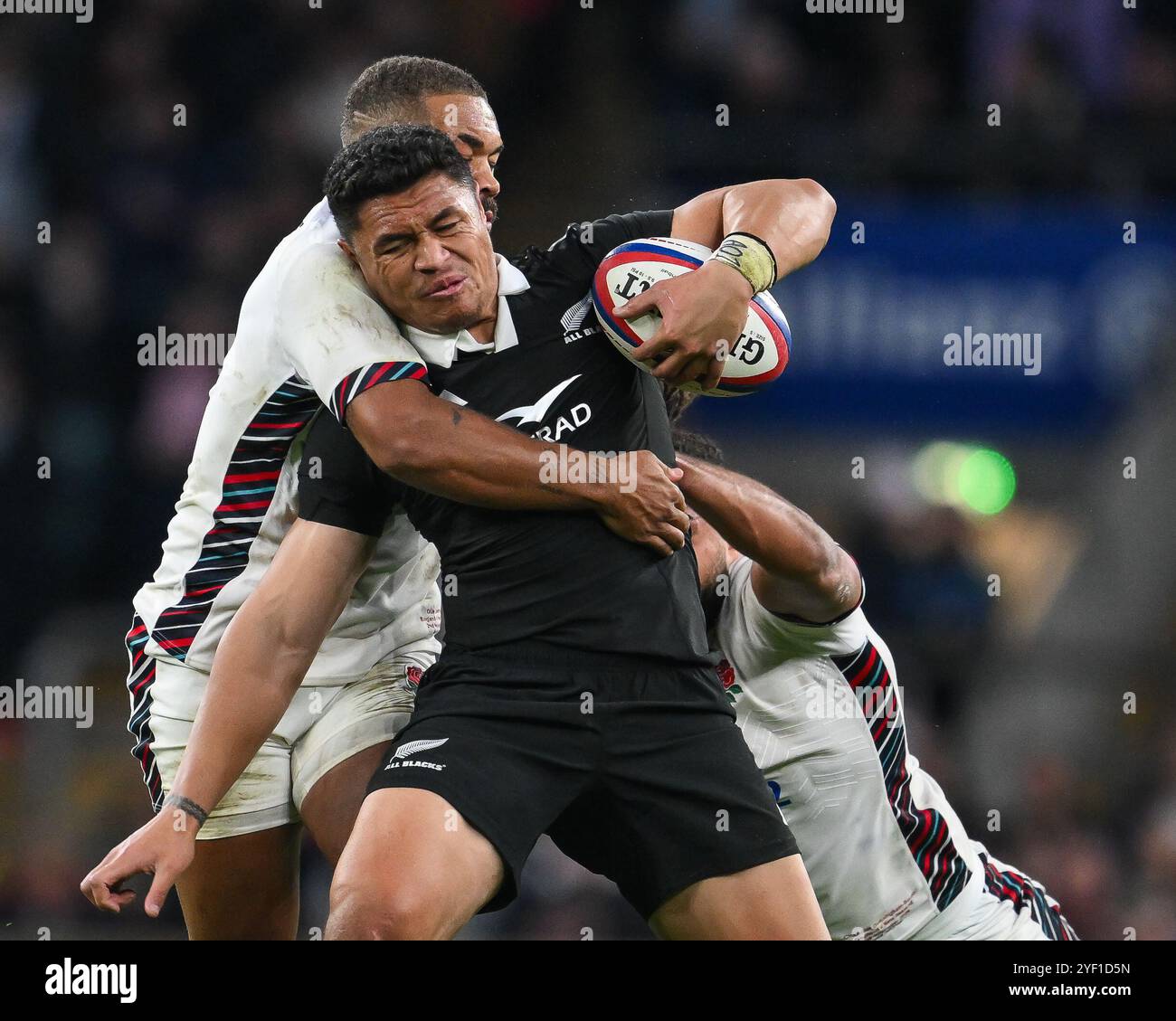 Caleb Clarke de Nouvelle-Zélande est affronté par Ollie Lawrence d'Angleterre et Chandler Cunningham-South of England lors du match des Autumn Nations Series Angleterre vs Nouvelle-Zélande à Allianz Stadium, Twickenham, Royaume-Uni, le 2 novembre 2024 (photo de Craig Thomas/News images), le 11/2/2024. (Photo de Craig Thomas/News images/SIPA USA) crédit : SIPA USA/Alamy Live News Banque D'Images