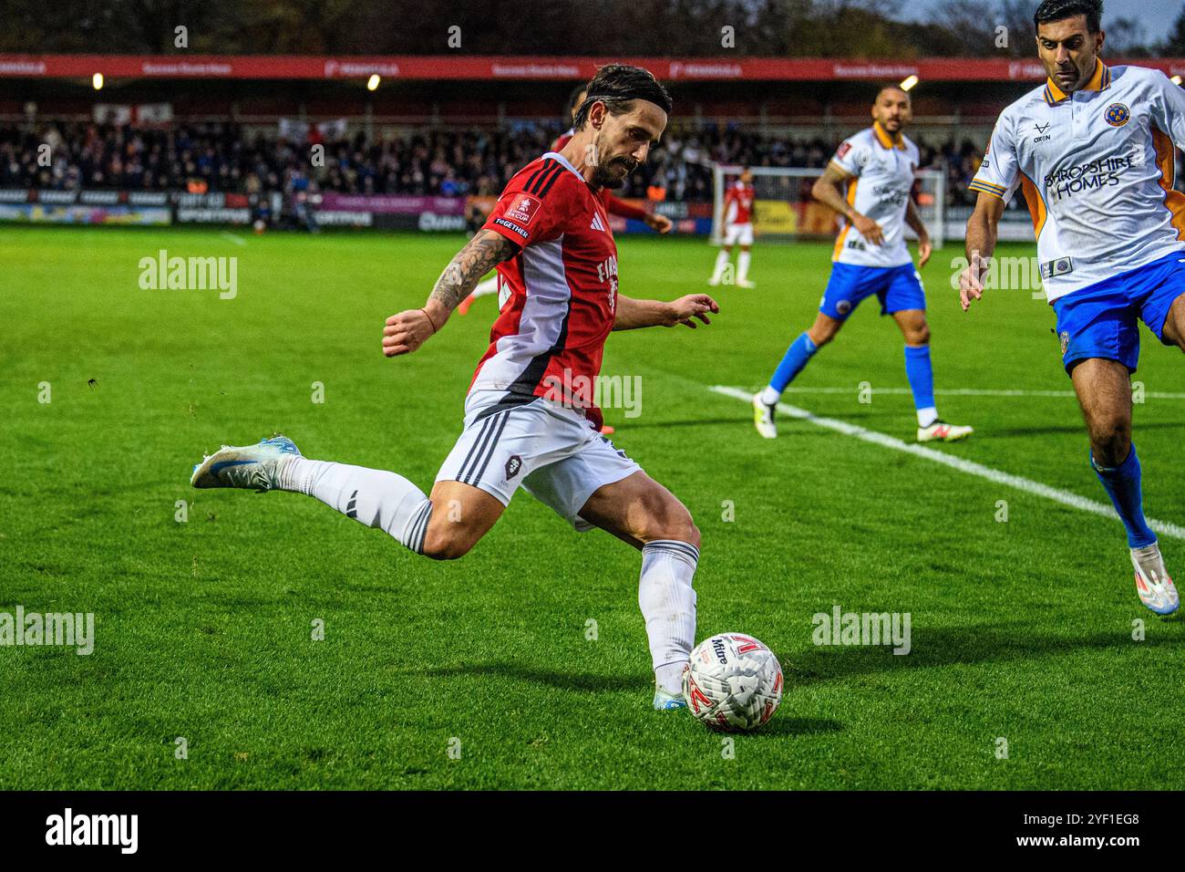 Liam Shepherd du Salford City FC tente de blanchir le ballon lors du match du premier tour de la FA Cup entre Salford City et Shrewsbury Town au Peninsula Stadium, Salford, samedi 2 novembre 2024. (Photo : Ian Charles | mi News) crédit : MI News & Sport /Alamy Live News Banque D'Images