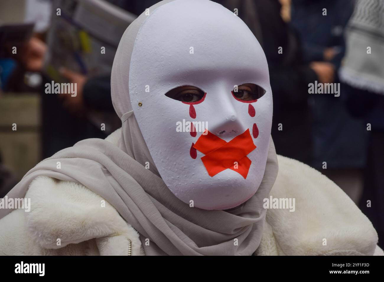 Londres, Royaume-Uni. 02 novembre 2024. Un manifestant pro-palestinien portant un masque se tient devant Downing Street pendant la marche dans le centre de Londres en solidarité avec la Palestine et le Liban, appelant à la fin des attaques israéliennes. Crédit : SOPA images Limited/Alamy Live News Banque D'Images