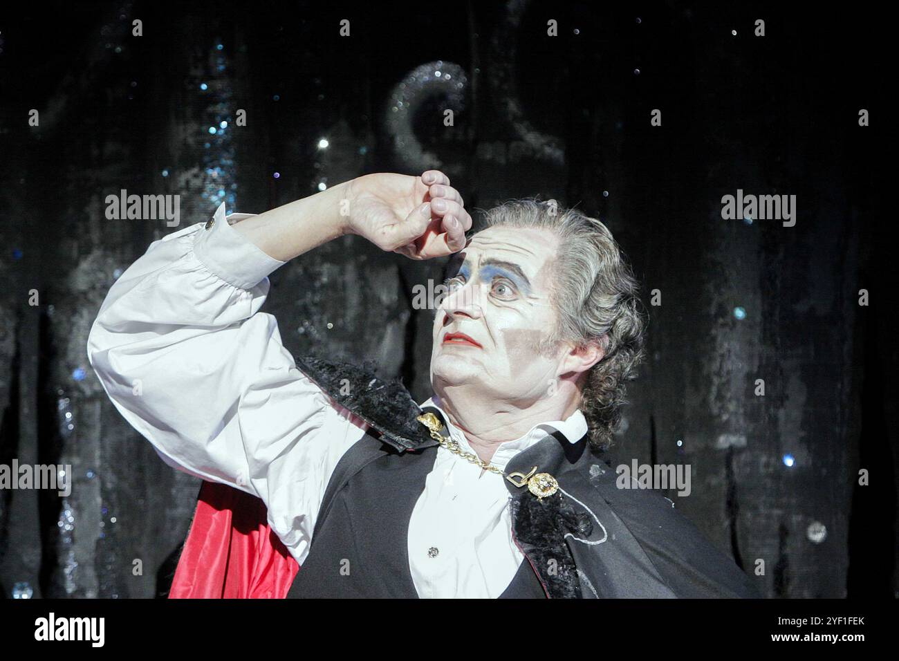 Jim Broadbent (Edward Lionheart) dans THEATRE OF BLOOD de Lee Simpson & Phelim McDermott au Lyttelton Theatre, National Theatre (NT), Londres SE1 19/05/2005 basé sur la musique de film MGM : Joby Talbot design : Rae Smith éclairage : Colin Grenfell illusionniste : Paul Kieve réalisateur : Phelim McDermott Banque D'Images