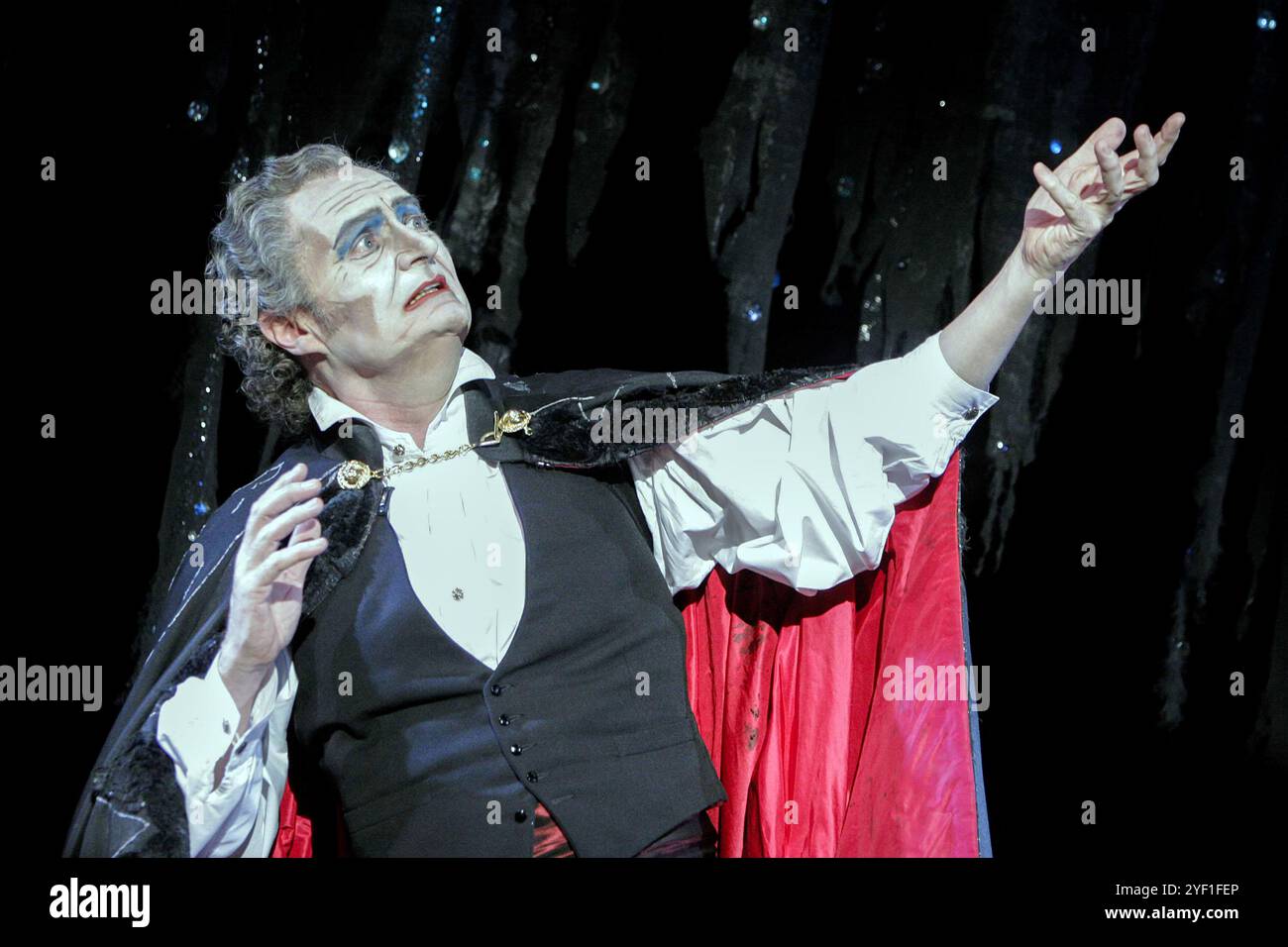 Jim Broadbent (Edward Lionheart) dans THEATRE OF BLOOD de Lee Simpson & Phelim McDermott au Lyttelton Theatre, National Theatre (NT), Londres SE1 19/05/2005 basé sur la musique de film MGM : Joby Talbot design : Rae Smith éclairage : Colin Grenfell illusionniste : Paul Kieve réalisateur : Phelim McDermott Banque D'Images