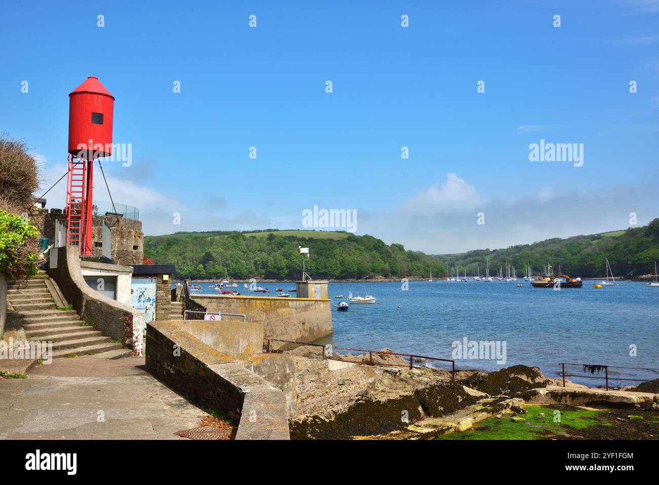 Phare Red Rocket sur la rive de la rivière Fowey, Fowey, Cornwall. Banque D'Images