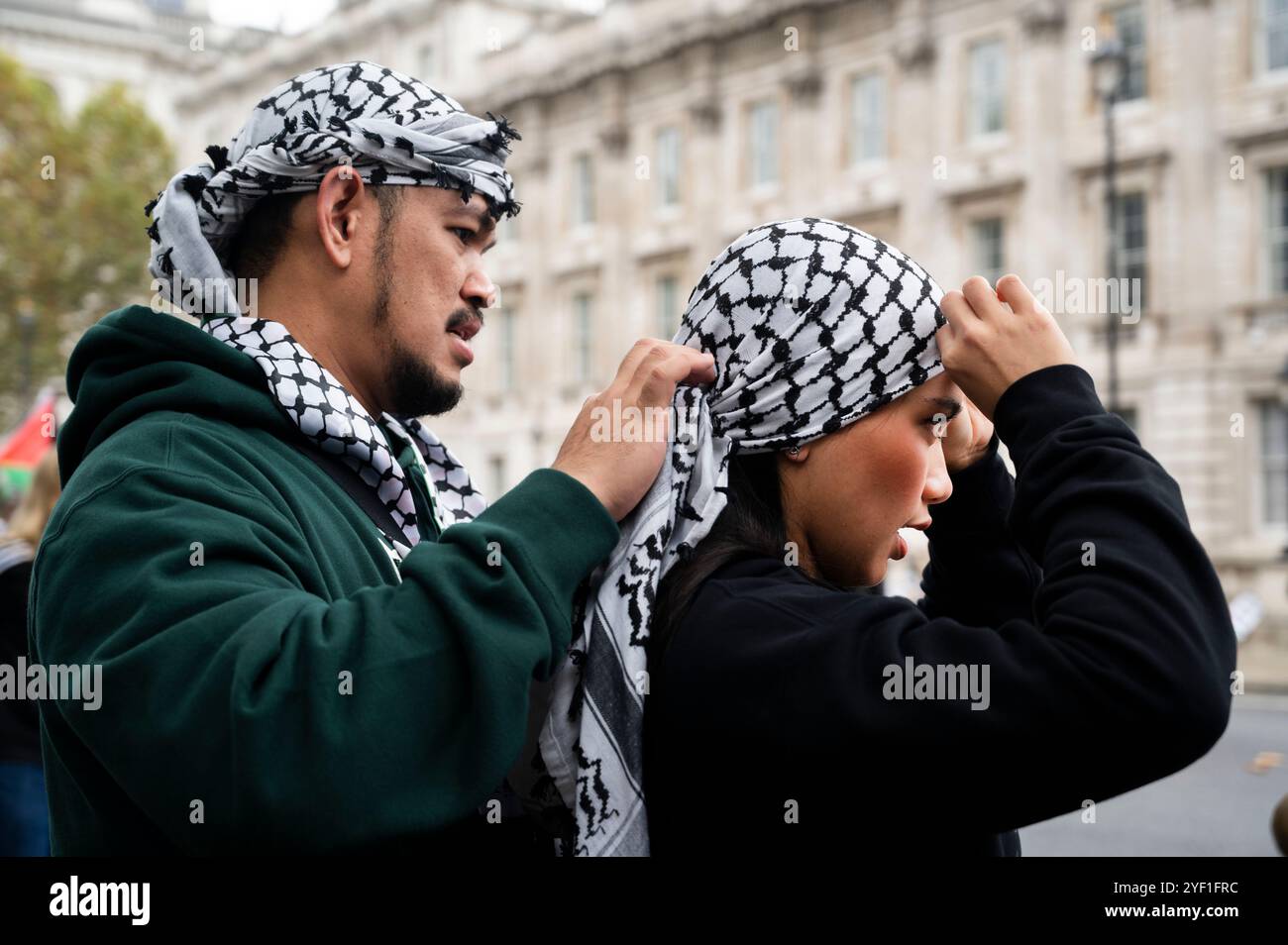 Le 2 novembre 2024, des milliers de personnes se sont réunies à Whitehall pour marcher vers l’ambassade américaine en soutien à la Palestine, exigeant un cessez-le-feu et la fin Banque D'Images