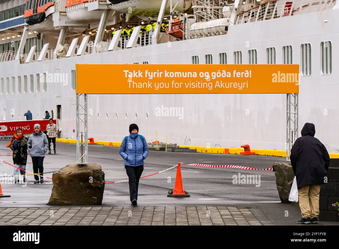 Akureyri, Islande - 24 août 2024 : les passagers d'un bateau de croisière quittent un bateau de croisière dans le port d'Akureyri, dans le nord de l'Islande Banque D'Images