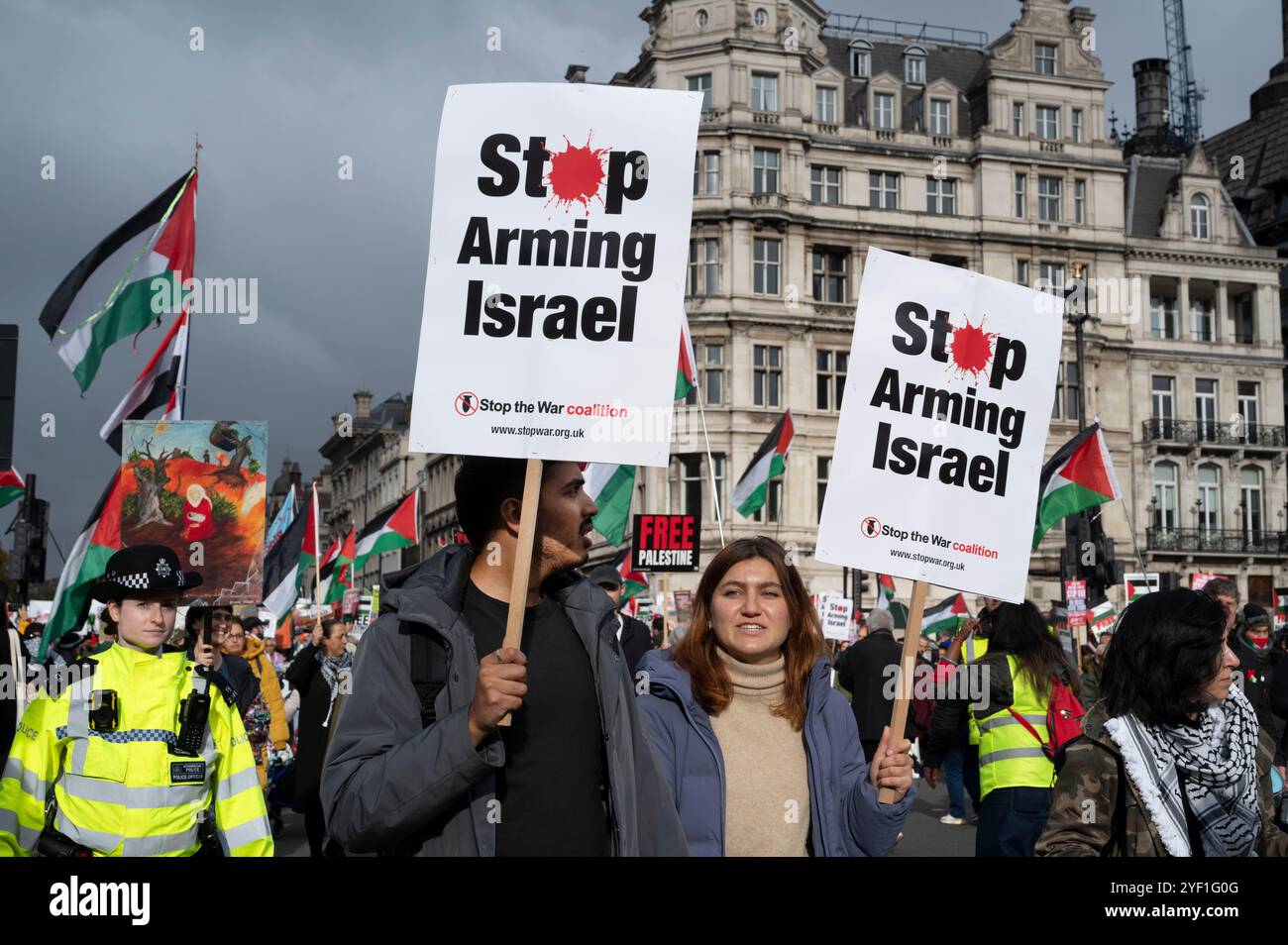 Le 2 novembre 2024, des milliers de personnes se sont réunies à Whitehall pour marcher vers l’ambassade américaine en soutien à la Palestine, exigeant un cessez-le-feu et la fin Banque D'Images