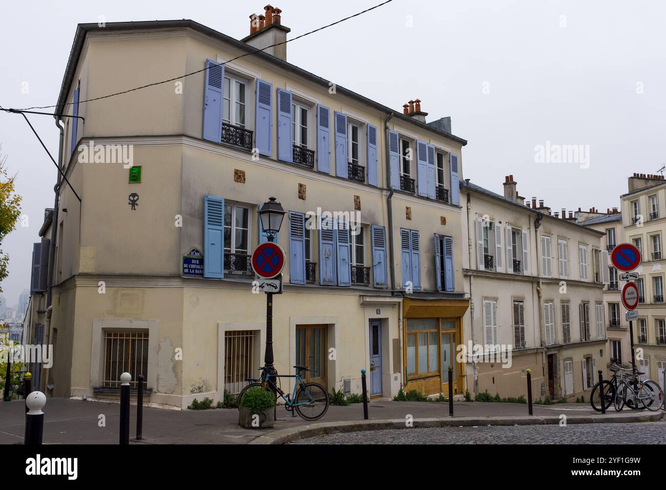 Paris, France, 10.31.24 Une rue pavée tranquille à Montmartre, le 18ème arrondissement de Paris Banque D'Images