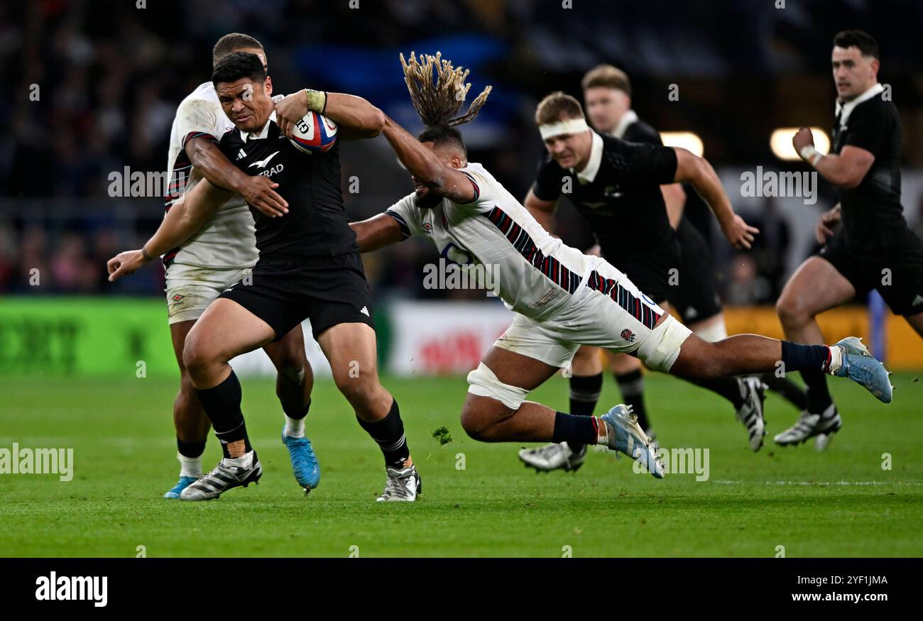Twickenham, Royaume-Uni. 02 novembre 2024. Autumn International. Angleterre V Nouvelle-Zélande. Allianz Stadium. Twickenham. Caleb Clarke (Nouvelle-Zélande) est attaqué par Chandler Cunningham-South (Angleterre) et Ollie Lawrence (Angleterre) lors du match international de rugby d'automne Angleterre V Nouvelle-Zélande à l'Allianz Stadium, Londres, Royaume-Uni. Crédit : Sport in Pictures/Alamy Live News Banque D'Images