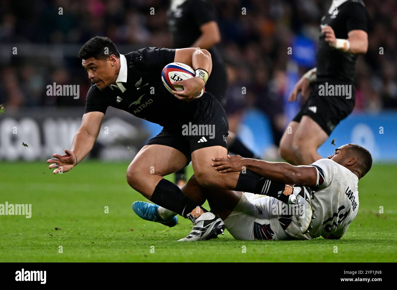 Twickenham, Royaume-Uni. 02 novembre 2024. Autumn International. Angleterre V Nouvelle-Zélande. Allianz Stadium. Twickenham. Caleb Clarke (Nouvelle-Zélande) est attaqué par Ollie Lawrence (Angleterre) lors du match international de rugby d'automne Angleterre V Nouvelle-Zélande à l'Allianz Stadium, Londres, Royaume-Uni. Crédit : Sport in Pictures/Alamy Live News Banque D'Images