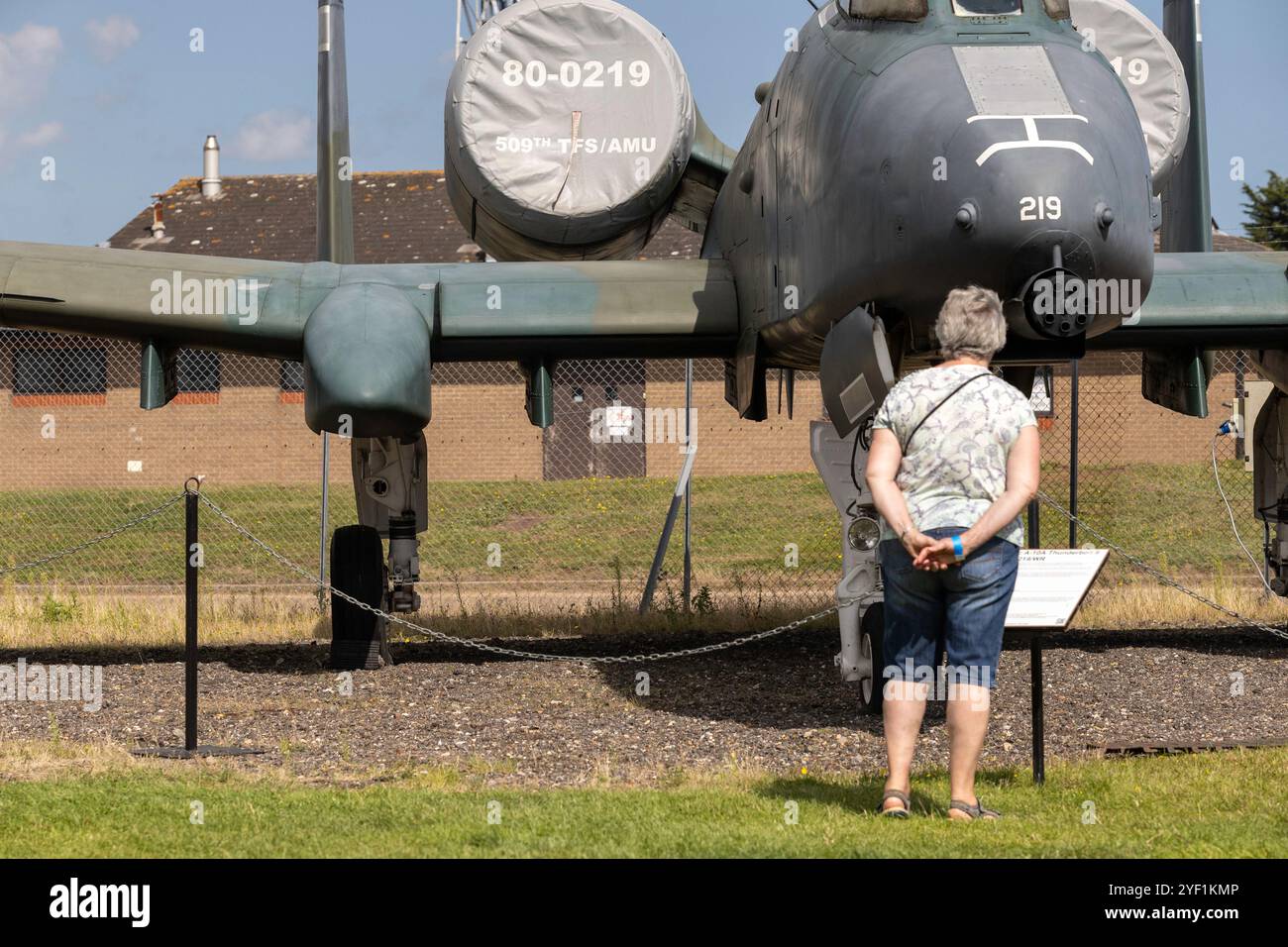 Par une journée ensoleillée au musée de la guerre froide de Bentwaters à Rendlesham Suffolk, les visiteurs sont intéressés par un avion de chasse Fairchild A-10. Banque D'Images