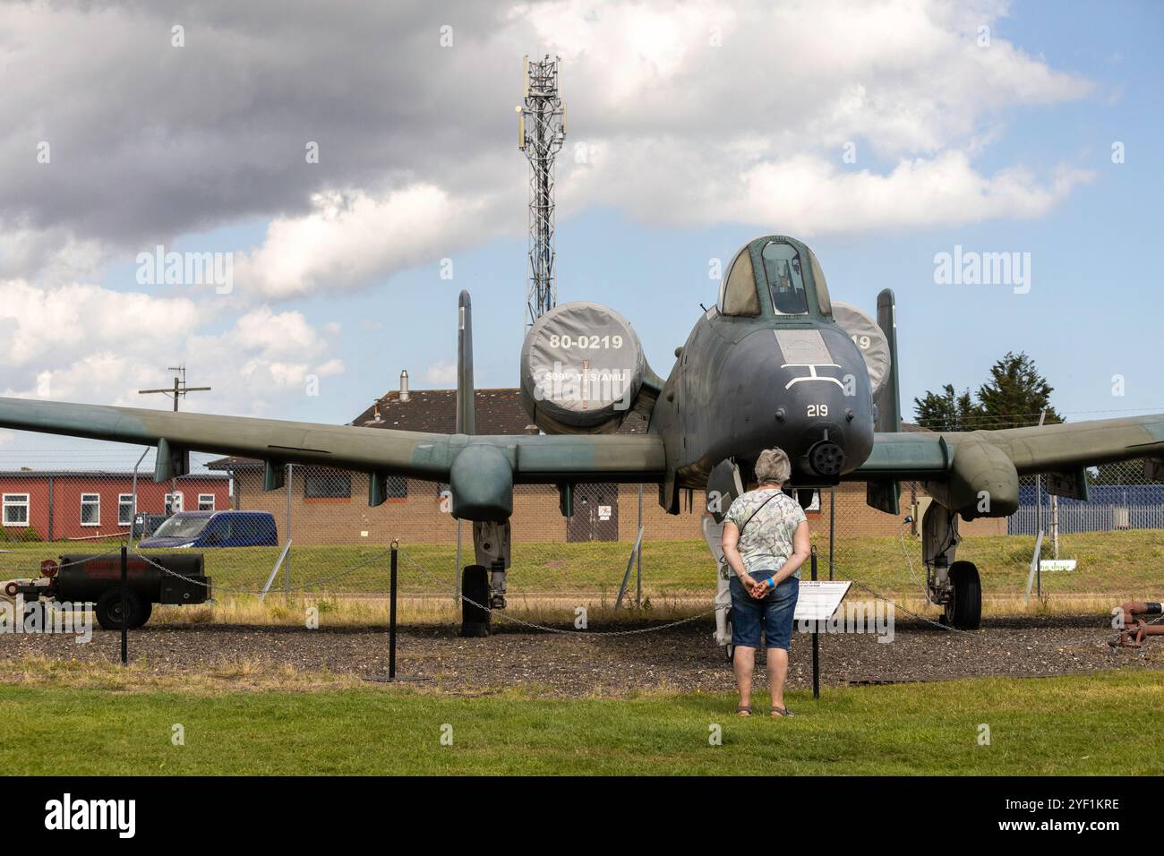 Par une journée ensoleillée au musée de la guerre froide de Bentwaters à Rendlesham Suffolk, les visiteurs sont intéressés par un avion de chasse Fairchild A-10. Banque D'Images