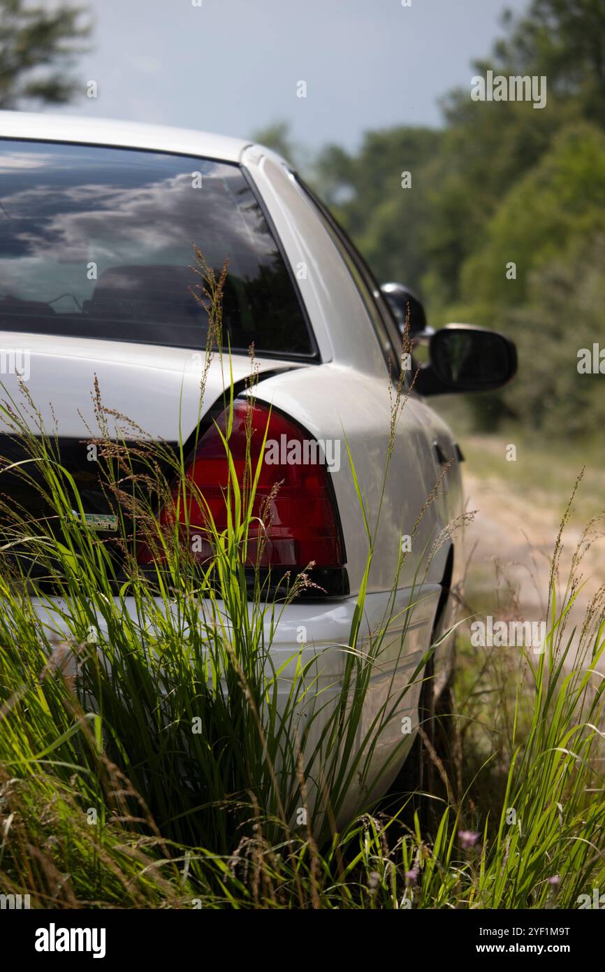 Ford Crown Victoria police Interceptor P7B attendant sur l'accotement de la route dans l'herbe Banque D'Images