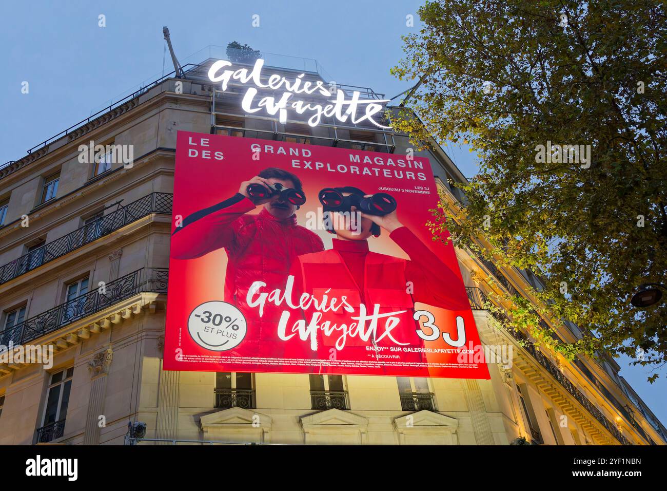Paris, France. 2 novembre 2024. Publicité sur la façade des magasins Galeries Lafayette le 2 novembre 2024 à Paris, France. Banque D'Images