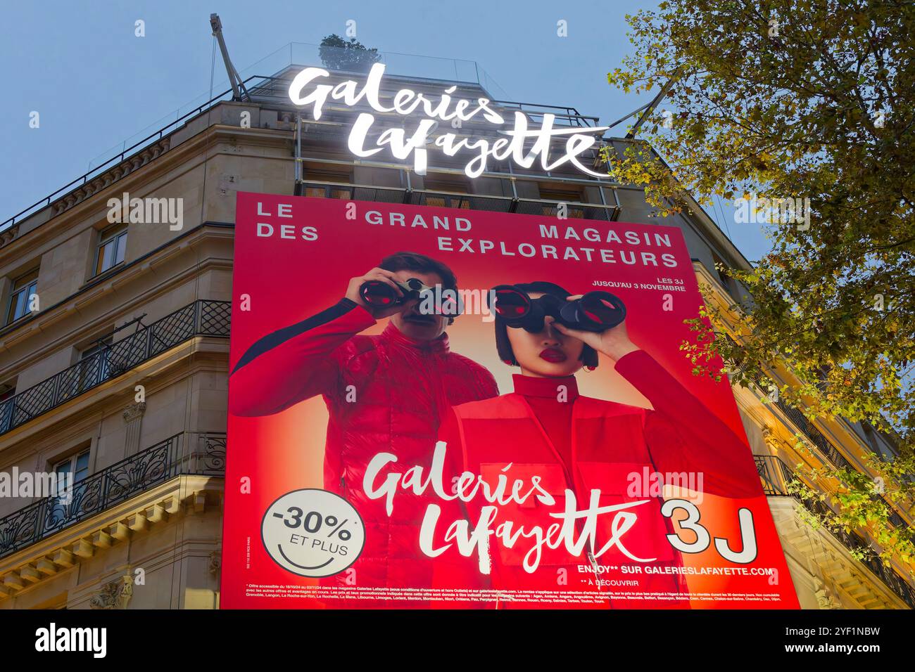 Paris, France. 2 novembre 2024. Publicité sur la façade des magasins Galeries Lafayette le 2 novembre 2024 à Paris, France. Banque D'Images