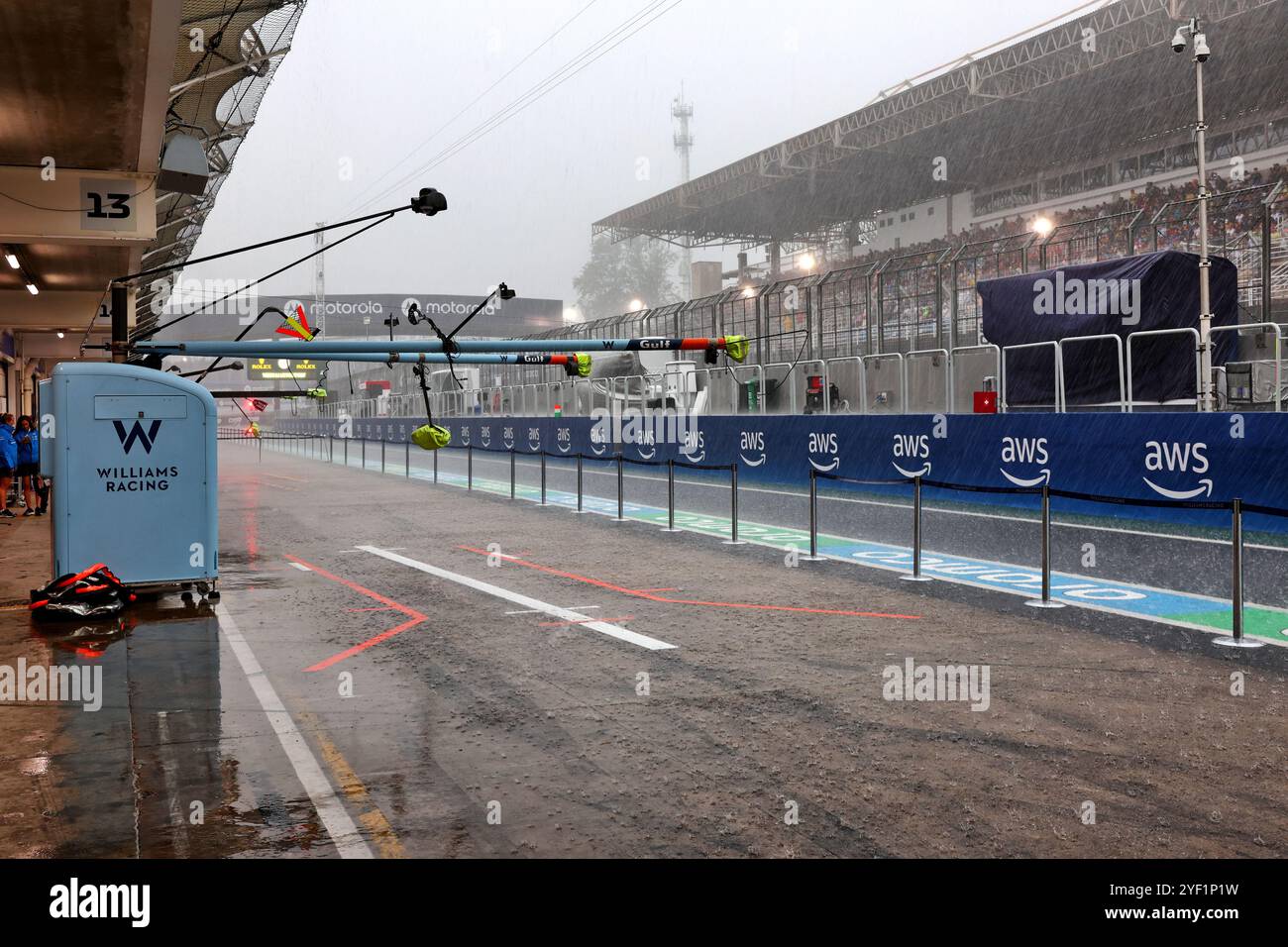 Sao Paulo, Brésil. 02 novembre 2024. Williams Racing - de fortes pluies tombent dans les fosses avant de se qualifier. 02.11.2024. Championnat du monde de formule 1, Rd 21, Grand Prix du Brésil, Sao Paulo, Brésil, sprint et journée de qualification. Le crédit photo devrait se lire : XPB/Alamy Live News. Banque D'Images