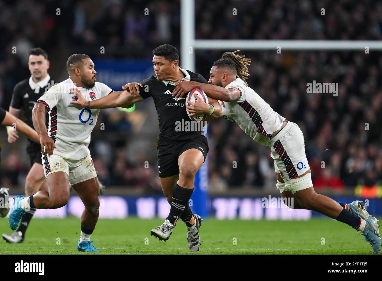 Caleb Clarke de Nouvelle-Zélande est affronté par Chandler Cunningham-South et Ollie Lawrence d'Angleterre lors du match de la série des Nations d'automne Angleterre vs Nouvelle-Zélande à Allianz Stadium, Twickenham, Royaume-Uni, 2 novembre 2024 (photo de Craig Thomas/News images) Banque D'Images
