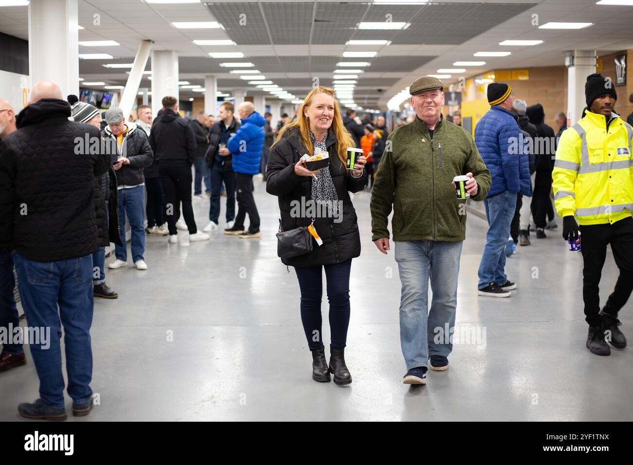 Les supporters présents sur le hall se dirigent vers leurs sièges avec de la nourriture et des boissons au club de football de Hull City ( connu sous le nom de Hull City Tigers ) où la nourriture est de qualité Banque D'Images