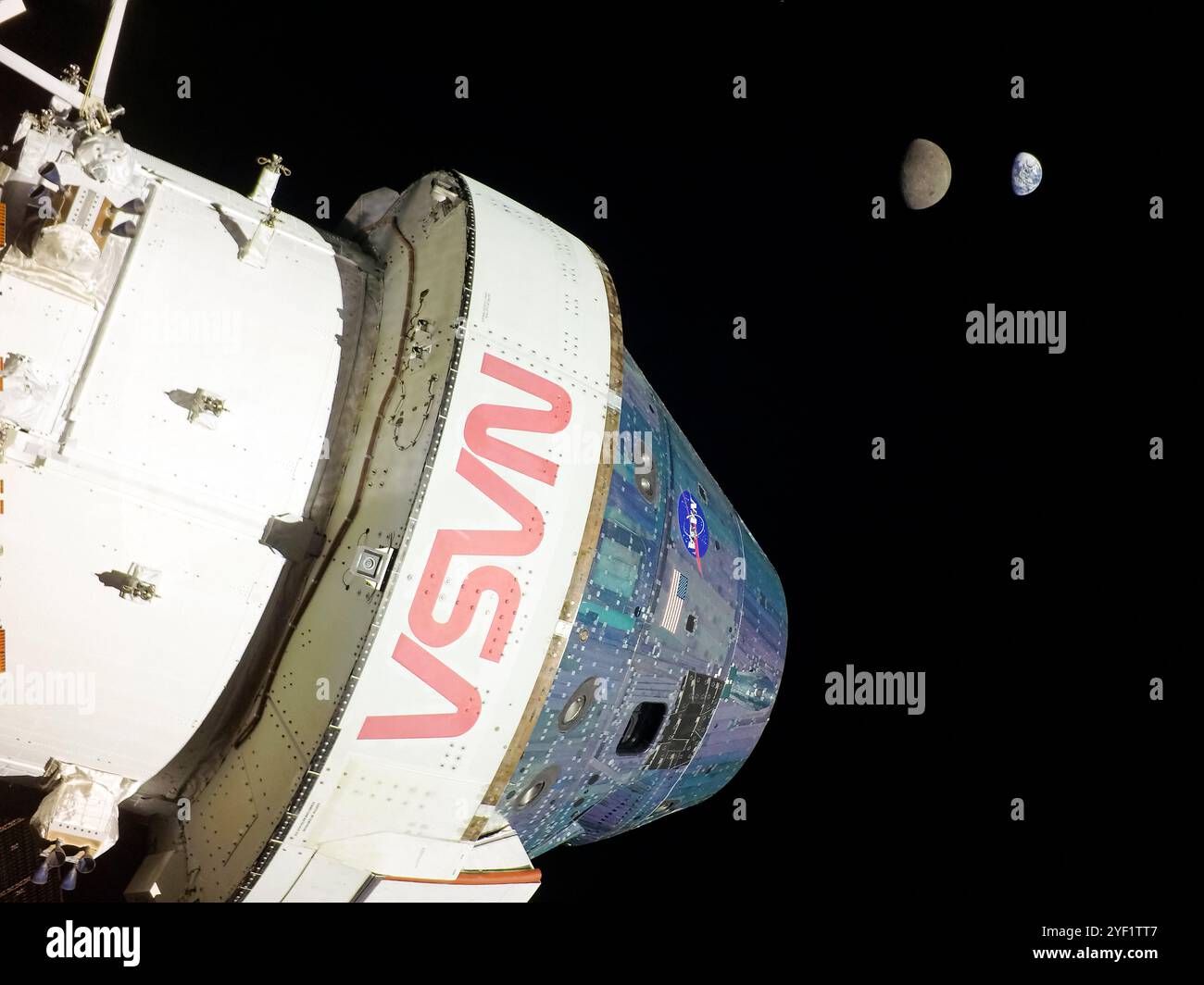 Orion, la Terre et la Lune – le vaisseau spatial Orion sans équipage de la NASA a pris cette photo à partir de son appareil photo monté sur son panneau solaire alors qu’il atteignait sa distance maximale de 268 563 miles de la Terre le 28 novembre 2022. Banque D'Images