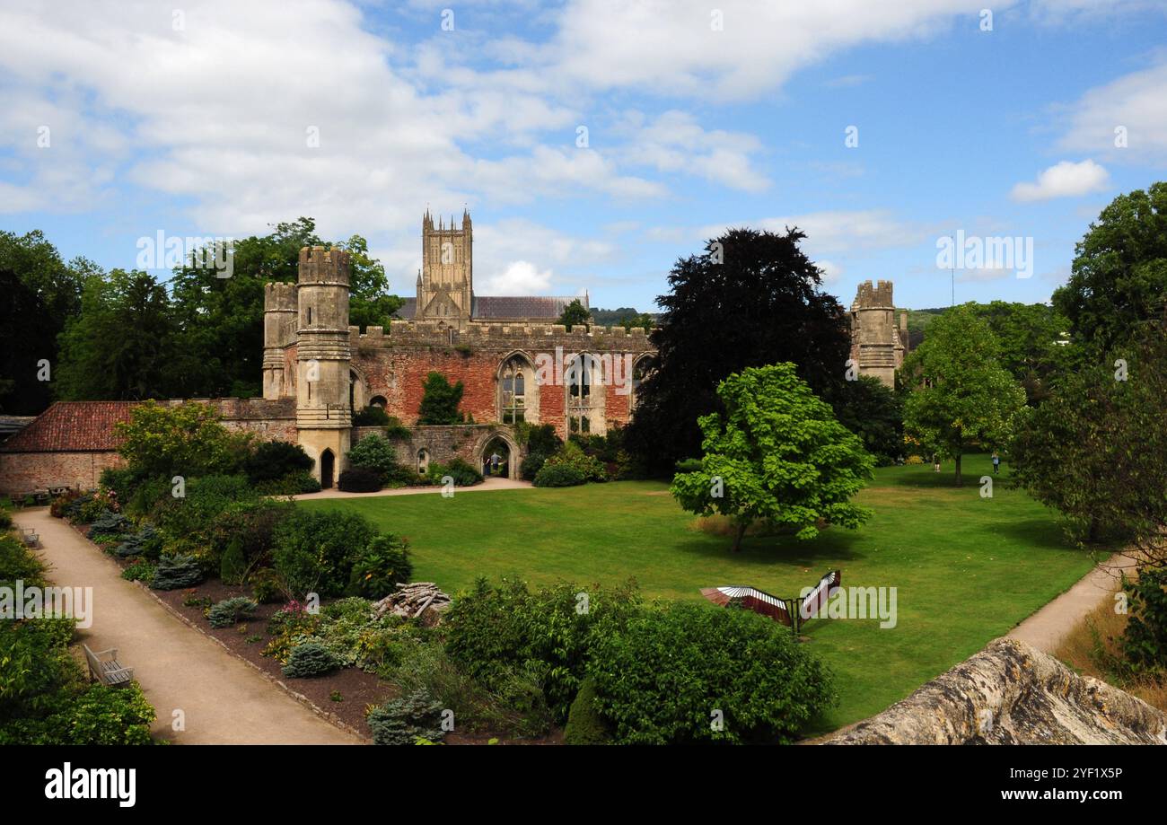 Une partie des jardins du palais de l'évêque, Wells, d'un bastion, et la sculpture des ailes d'Edgar Philips. Banque D'Images