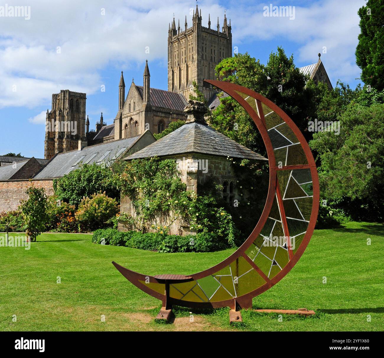 Sculpture recyclée de la Nouvelle Lune par Edgar Phillips, dans les jardins du palais de l'évêque, Wells. Banque D'Images