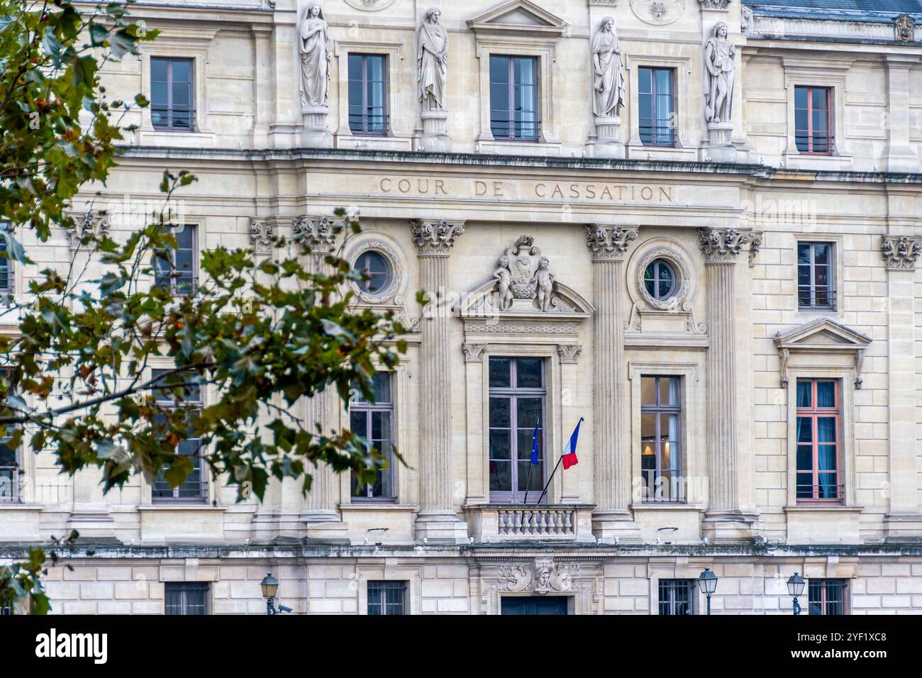 Vue lointaine du bâtiment abritant la Cour de cassation, la plus haute juridiction du système judiciaire français, Paris, France Banque D'Images