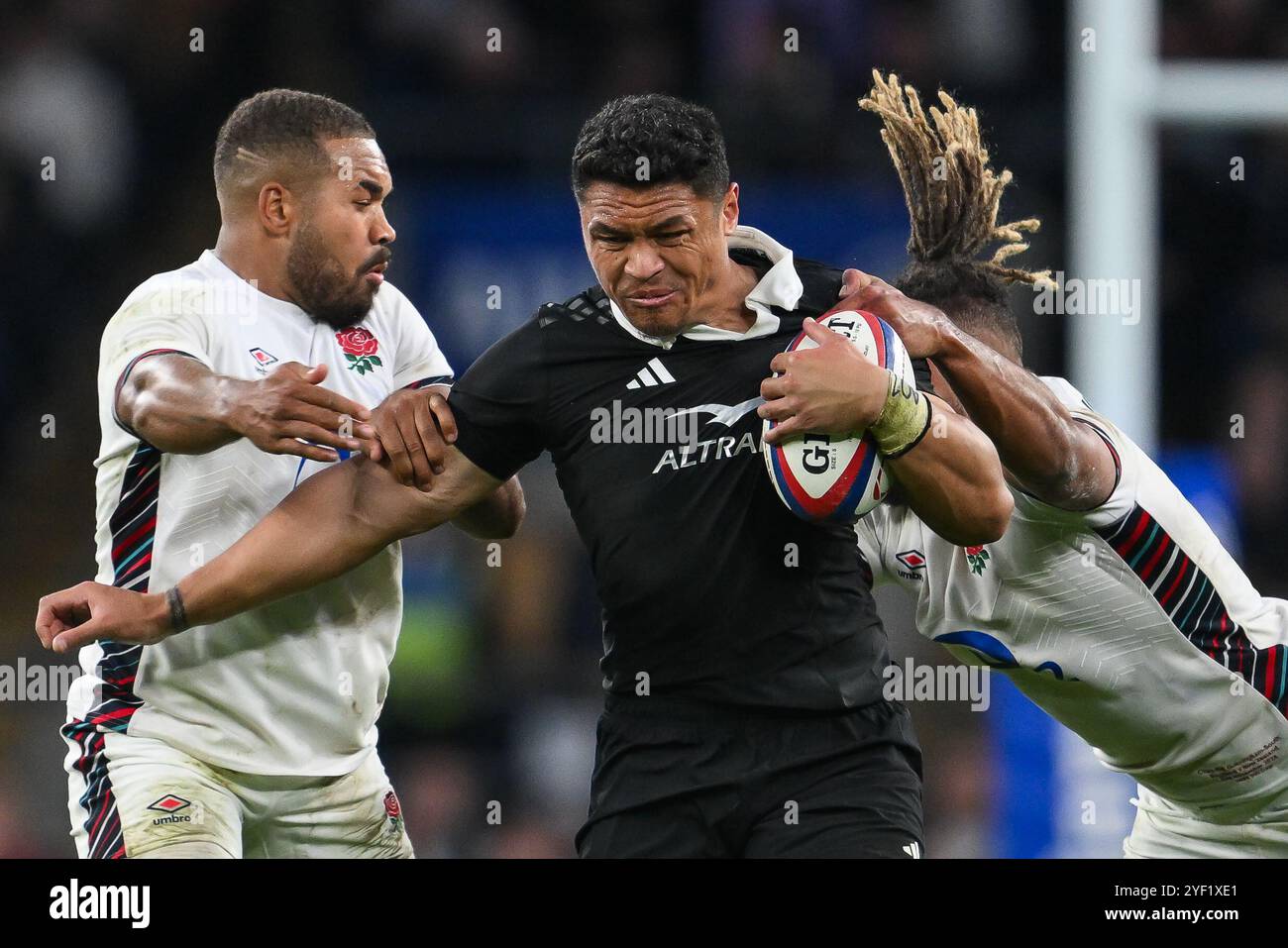 Caleb Clarke de Nouvelle-Zélande est affronté par Chandler Cunningham-South et Ollie Lawrence d'Angleterre lors du match de la série des Nations d'automne Angleterre vs Nouvelle-Zélande à Allianz Stadium, Twickenham, Royaume-Uni, le 2 novembre 2024 (photo de Craig Thomas/News images), le 11/2/2024. (Photo de Craig Thomas/News images/SIPA USA) crédit : SIPA USA/Alamy Live News Banque D'Images