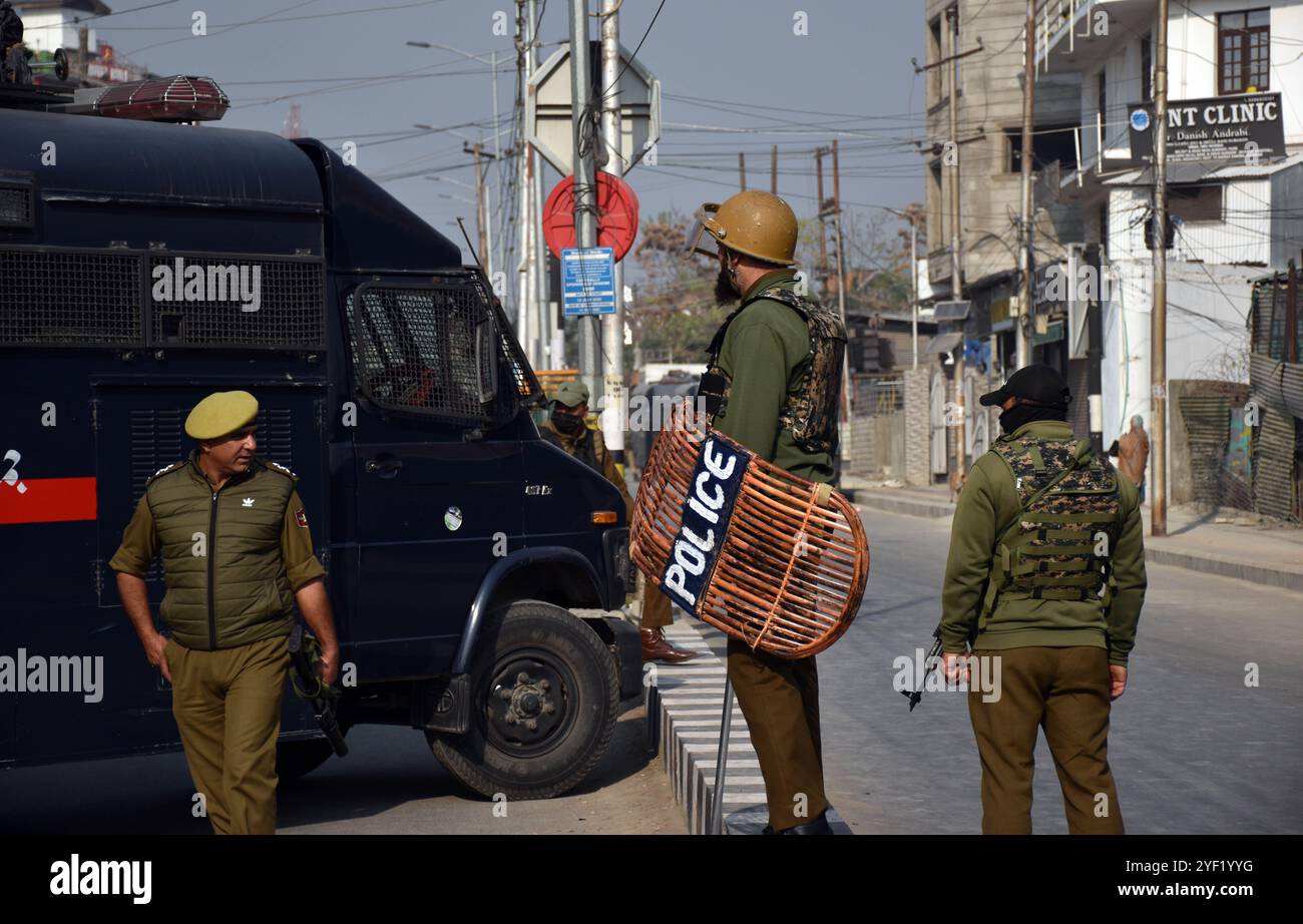 Srinagar, Inde. 02 novembre 2024. Le personnel de sécurité maintient sa vigilance à Khanyar, Srinagar, en Inde, le 2 novembre 2024, alors qu’une rencontre se déroule. Les autorités confirment la mort du commandant Usman, alors que quatre membres de la sécurité ont été blessés au cours de l'opération. (Photo danoise Showkat/Sipa USA). Crédit : Sipa USA/Alamy Live News Banque D'Images